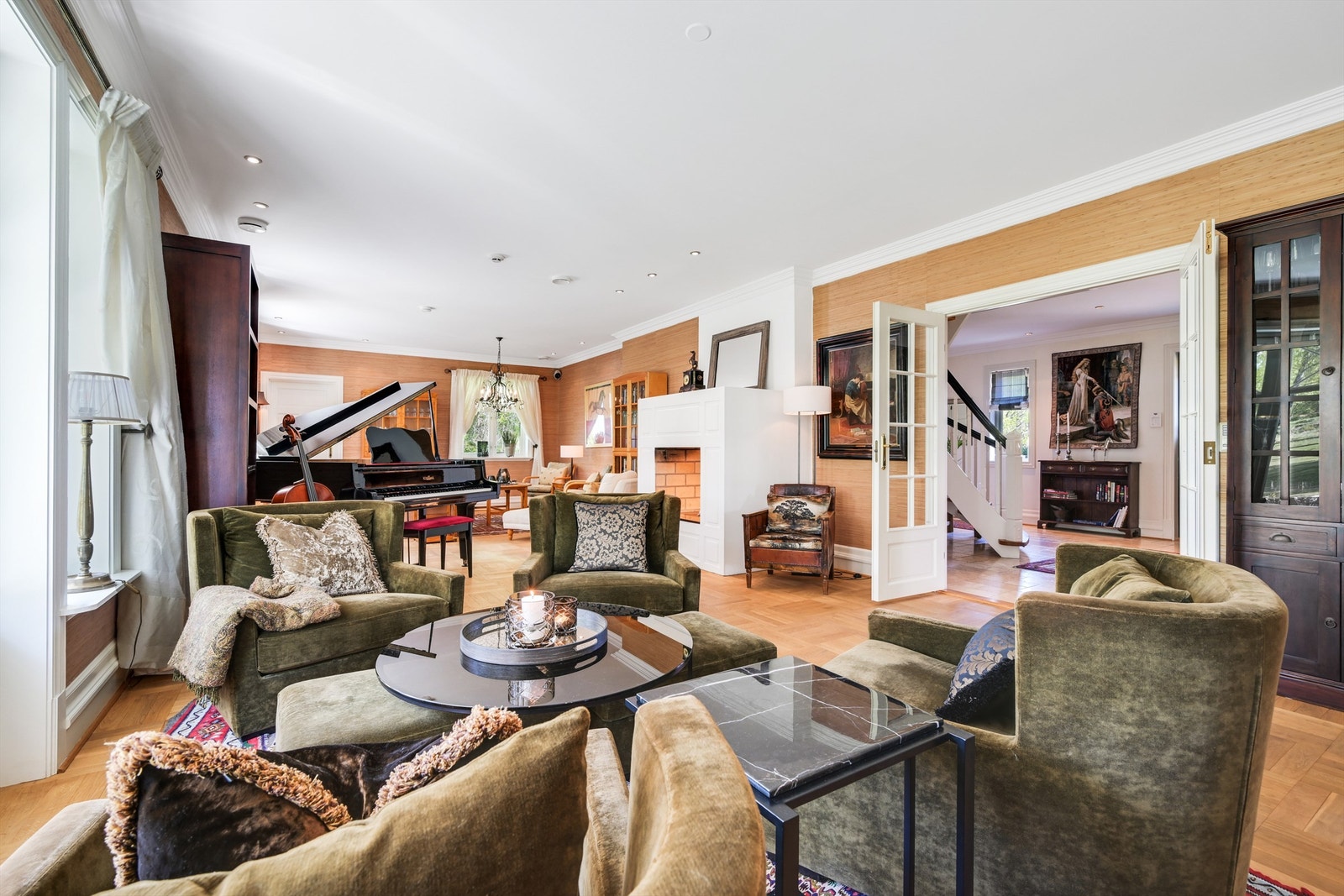 I midten er det en peisovn som gir god varme og stemning på de kaldeste dagene Galleribilde