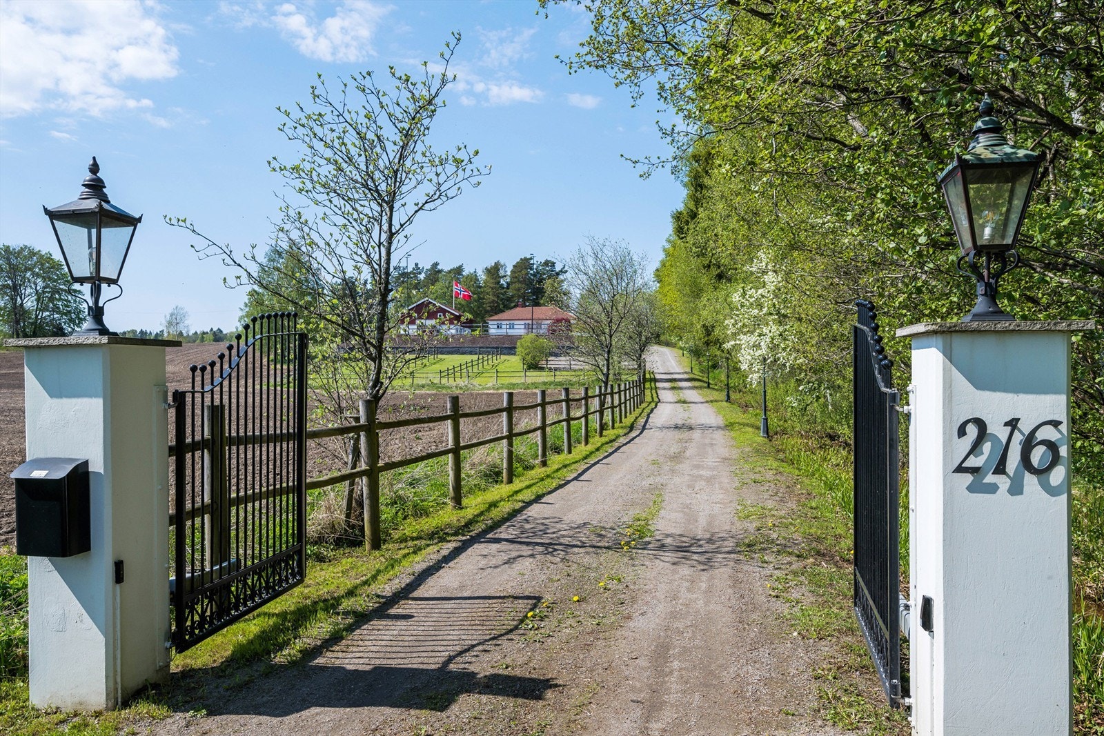 En sjelden mulighet med kombinasjonen av de flotte, velholdte bygningene på eiendommen som er tilrettelagt for hestehold og den sentrale, men naturskjønne beliggenheten Galleribilde
