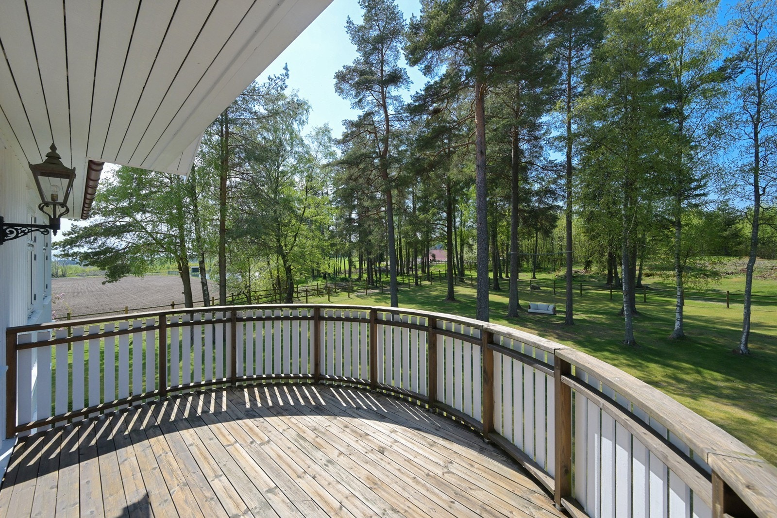 I boligens andre etasje er det utgang til en stor balkong Galleribilde