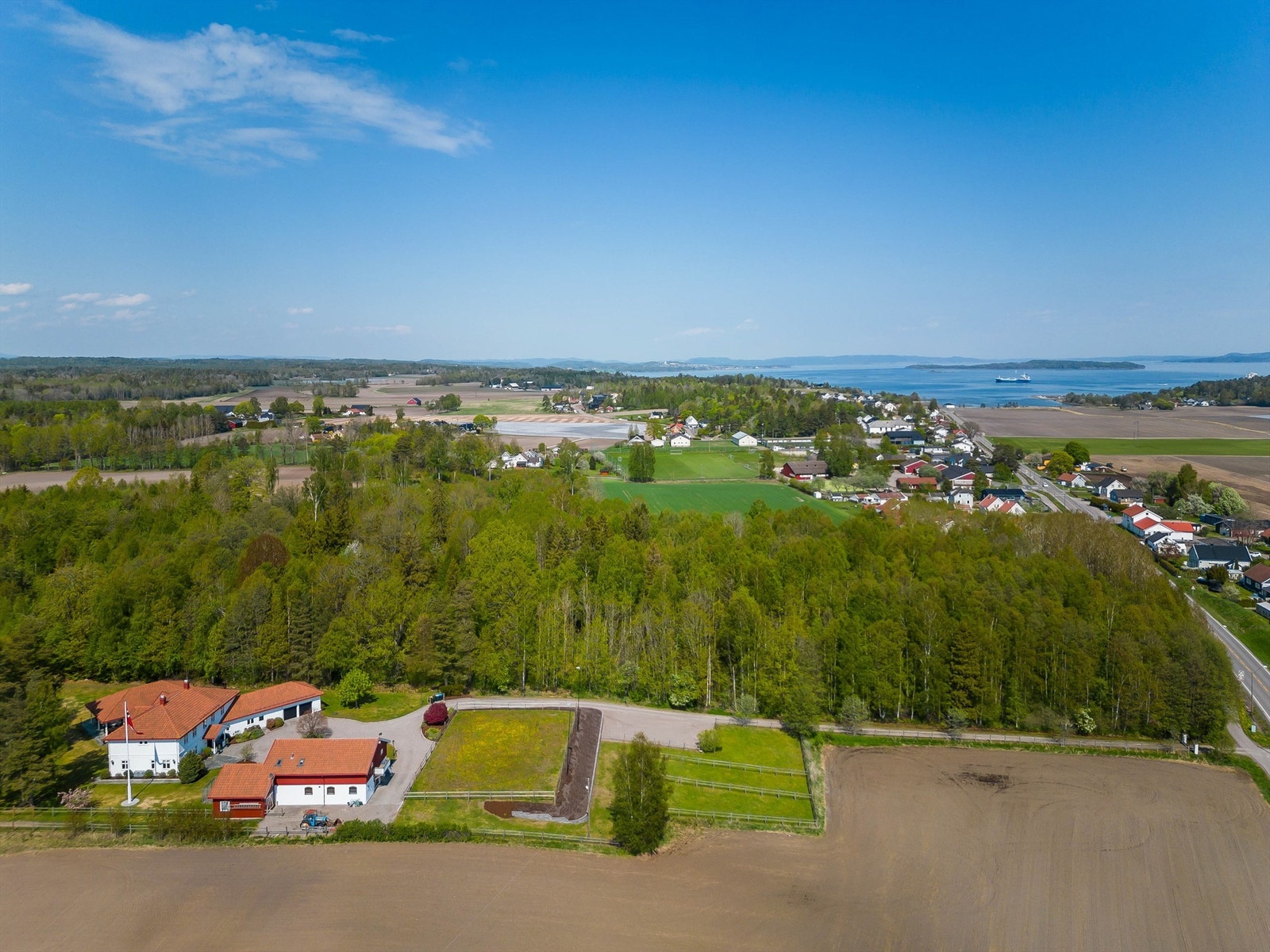 Perfekt hesteeiendom! Stedet ligger sentralt til, til tross for den tilbaketrukne beliggenheten inntil skogbrynet og med kort vei til sjø og båthavn. Galleribilde