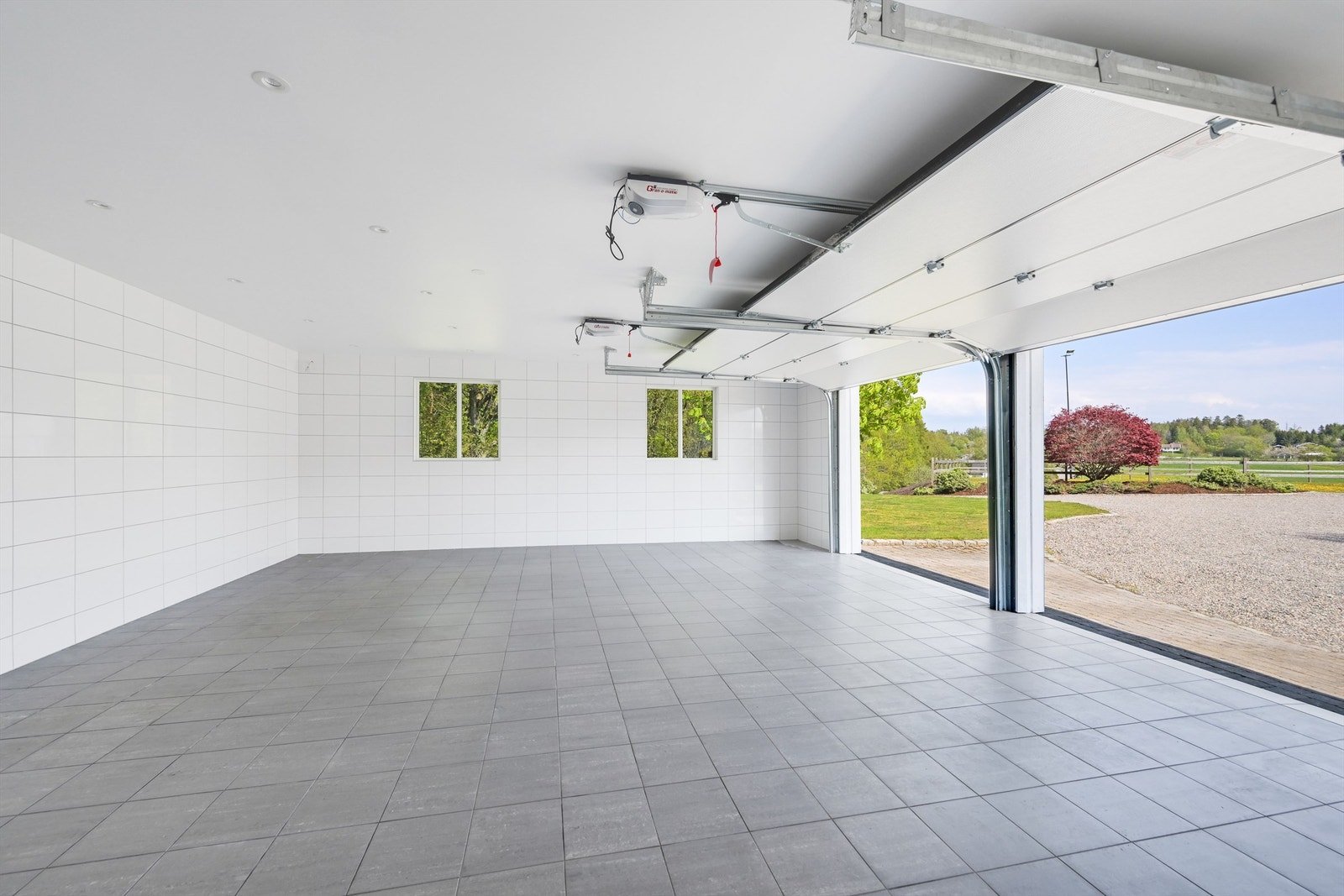 Garasjeanlegget er oppgradert fullstendig innvendig siste år med nye overflater. Galleribilde