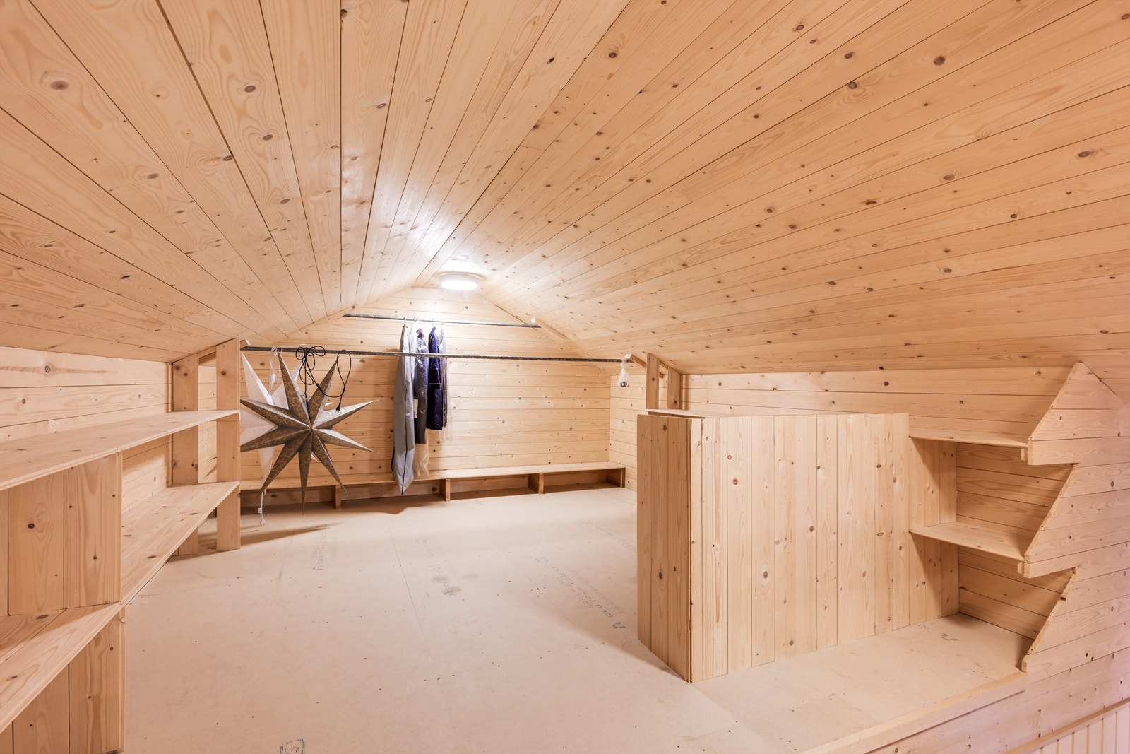 Over vaskerommet er det er loft for oppbevaring Galleribilde