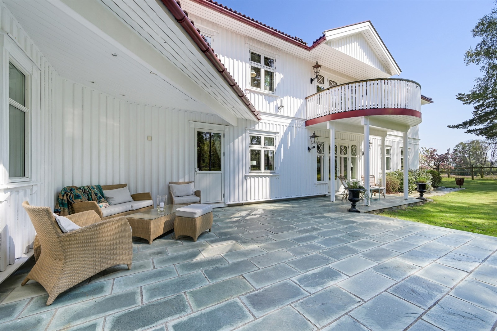 Fine uteplasser med overbygd terrasse, skiferbelagt med egne utganger fra bolig og innendørs svømmebasseng. Galleribilde