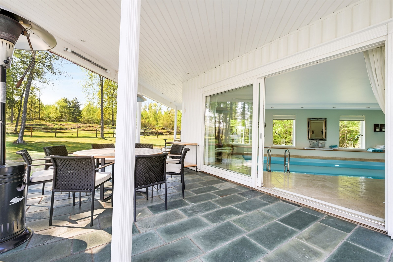 En nydelig uteplass med en overbygget skifer terrasse ligger i en usjenert og naturskjønn atriums løsning mellom hovedhuset og spaavdelingen. Galleribilde