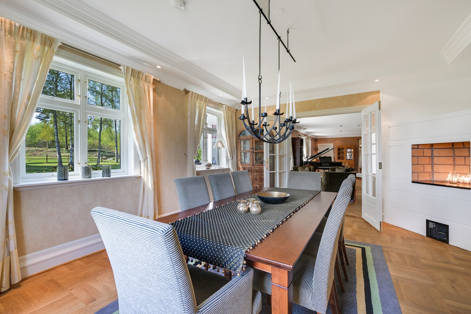 Spisestuen ligger med videre inngang til stuen. Her er det en gasspeis. Galleribilde