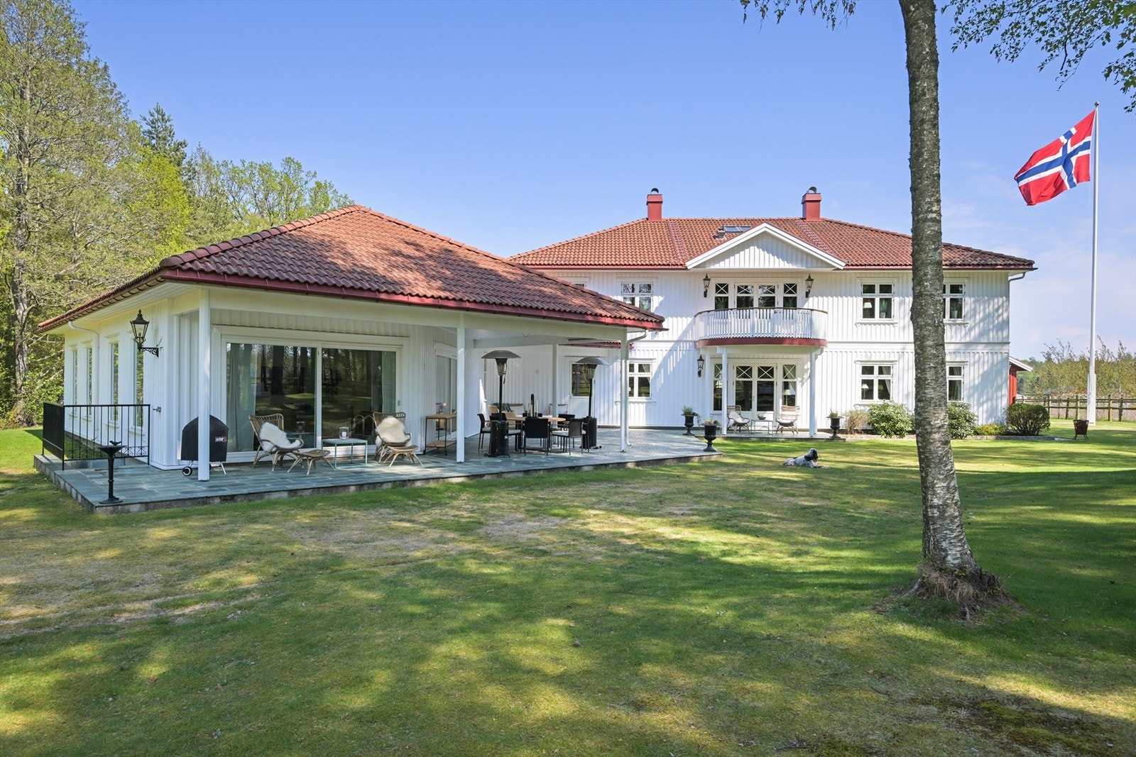 Her kan du sitte usjenert og nyte stillheten og naturen Galleribilde