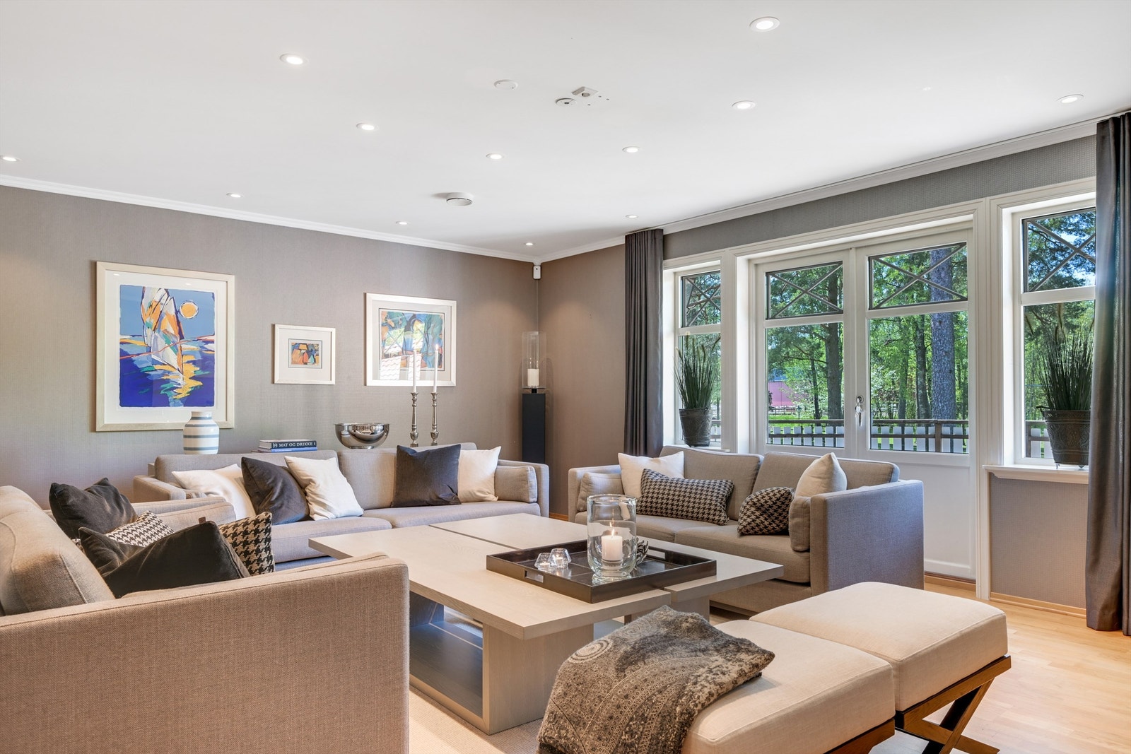 Loftstue med utgang til balkong Galleribilde