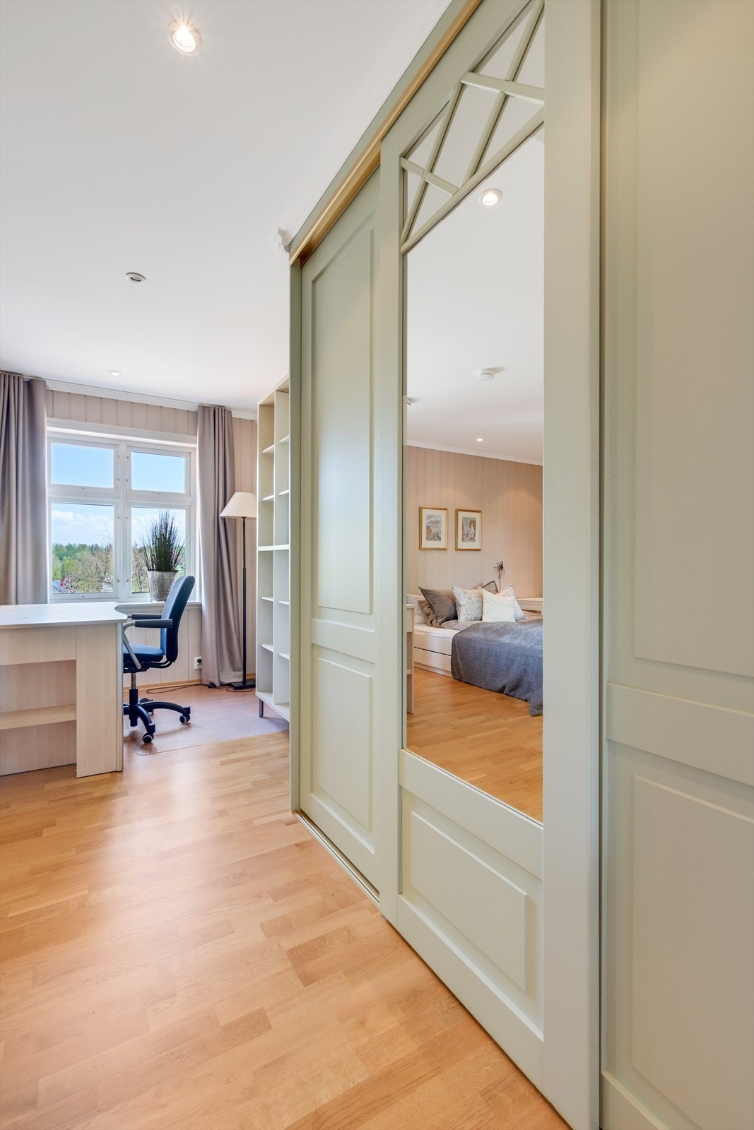 Soverom med mye garderobeplass Galleribilde