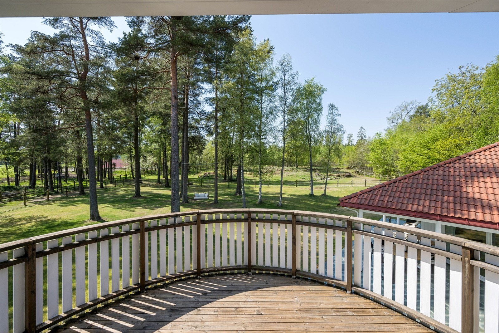 Utsikt over det naturskjønne området med hestebeiter og hage Galleribilde