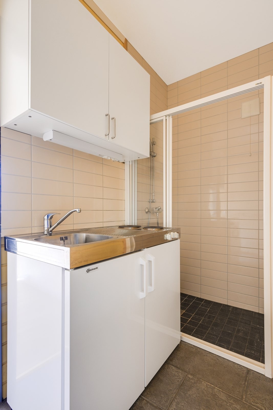 Kjøkken med dusj i stallen Galleribilde