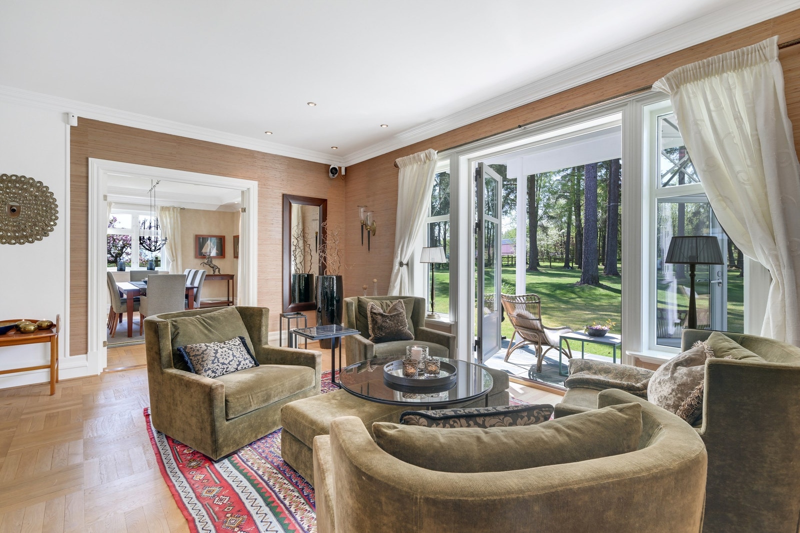 Innbydende stue med utgang til hagen Galleribilde