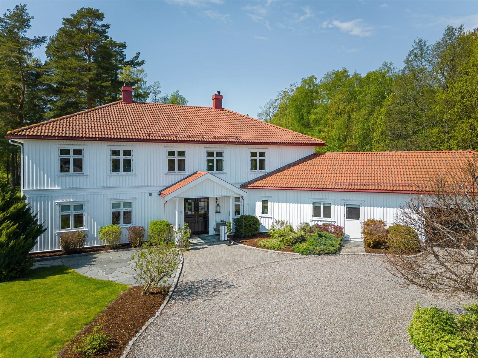 Boligen har et herskapelig preg hvor alt er svært gjennomført og tiltalende - Foto: Kristian Bollæren v/Fotofinish Galleribilde