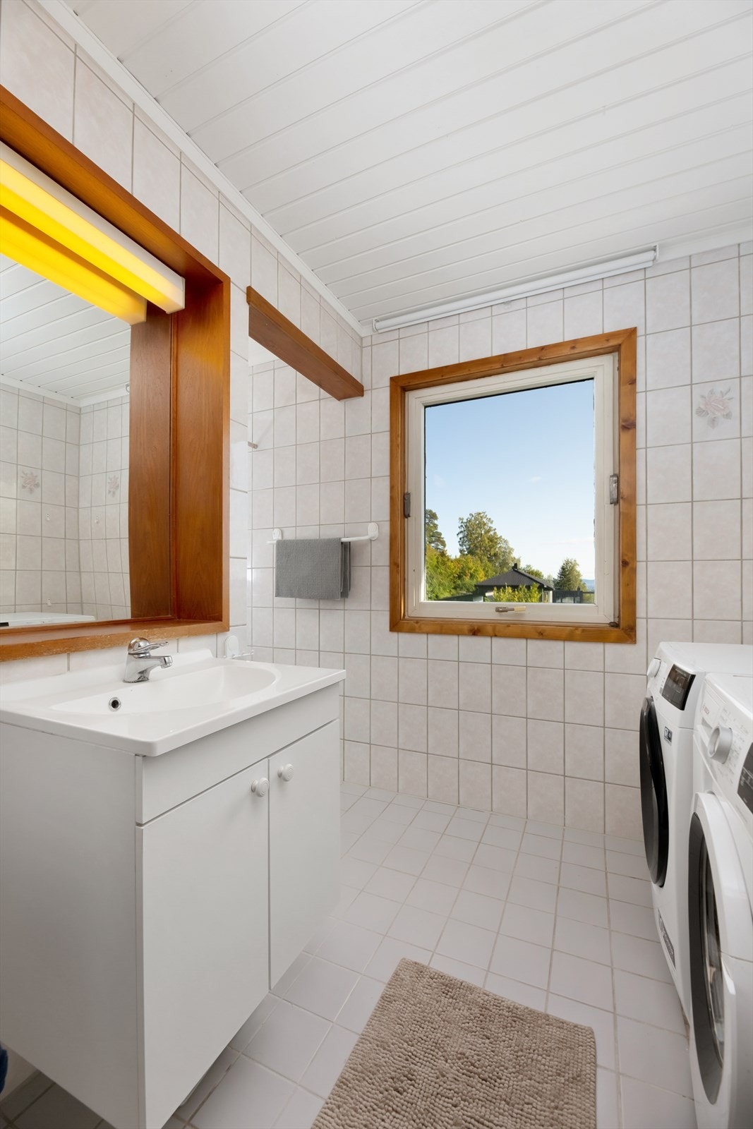 Boligen inneholder ett bad, toalettrom, dusjrom og badstue fordelt 2. etasje og underetasjen. Galleribilde