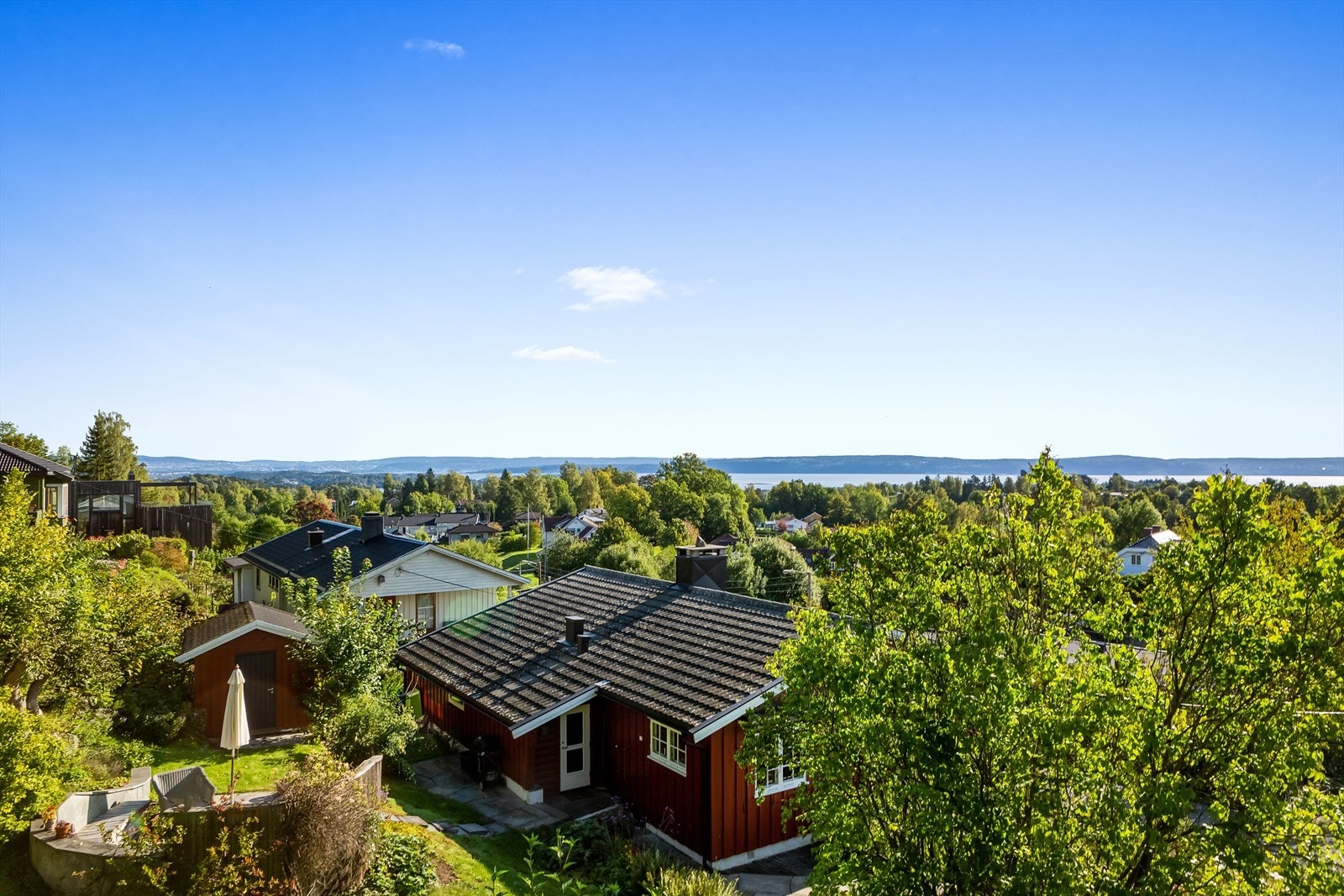 Utsikt fra balkongen mot Oslofjorden og Nesoddlandet. Galleribilde