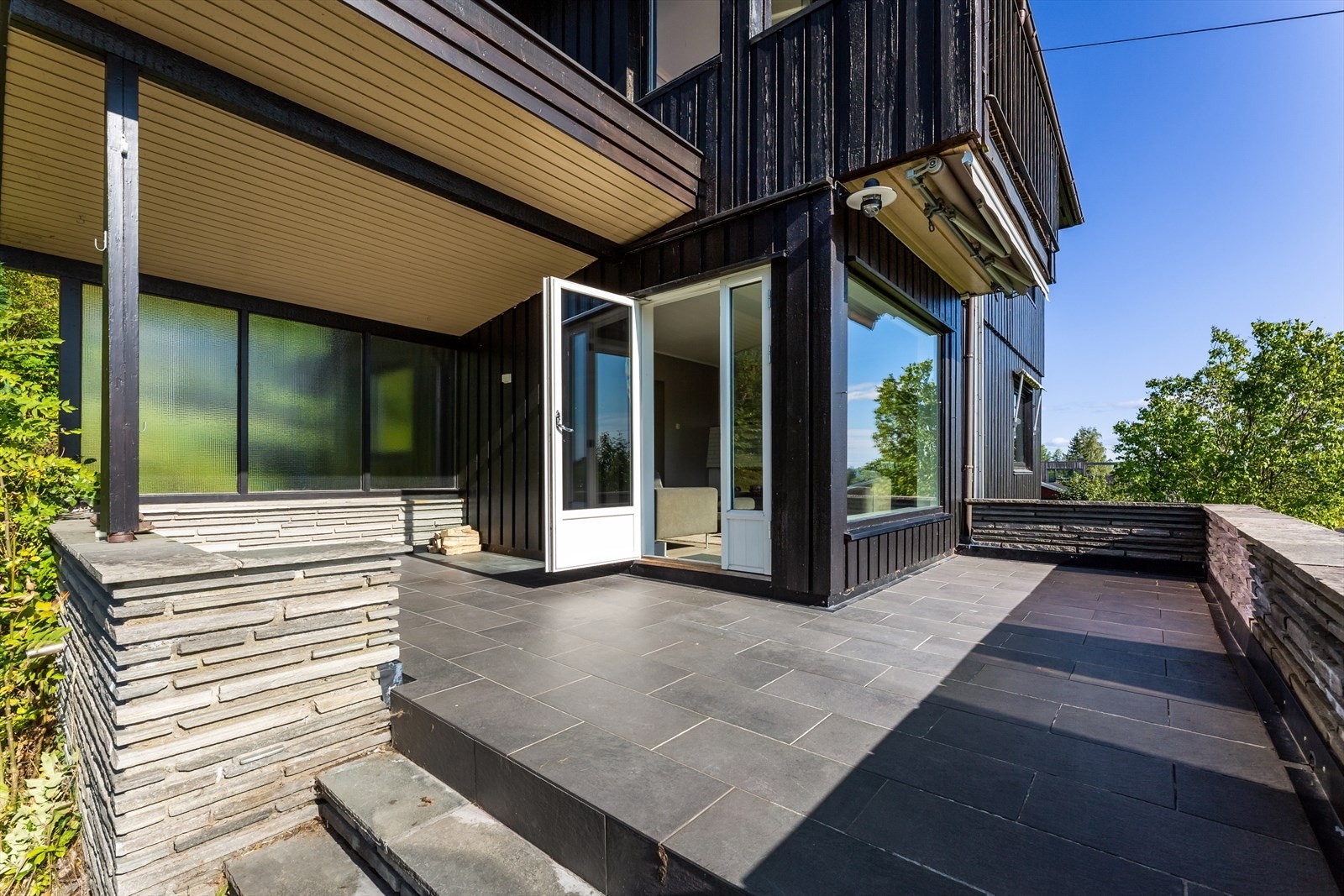 Fra stuen er det utgang til en delvis overbygget terrasse, sydøstvendt. Galleribilde