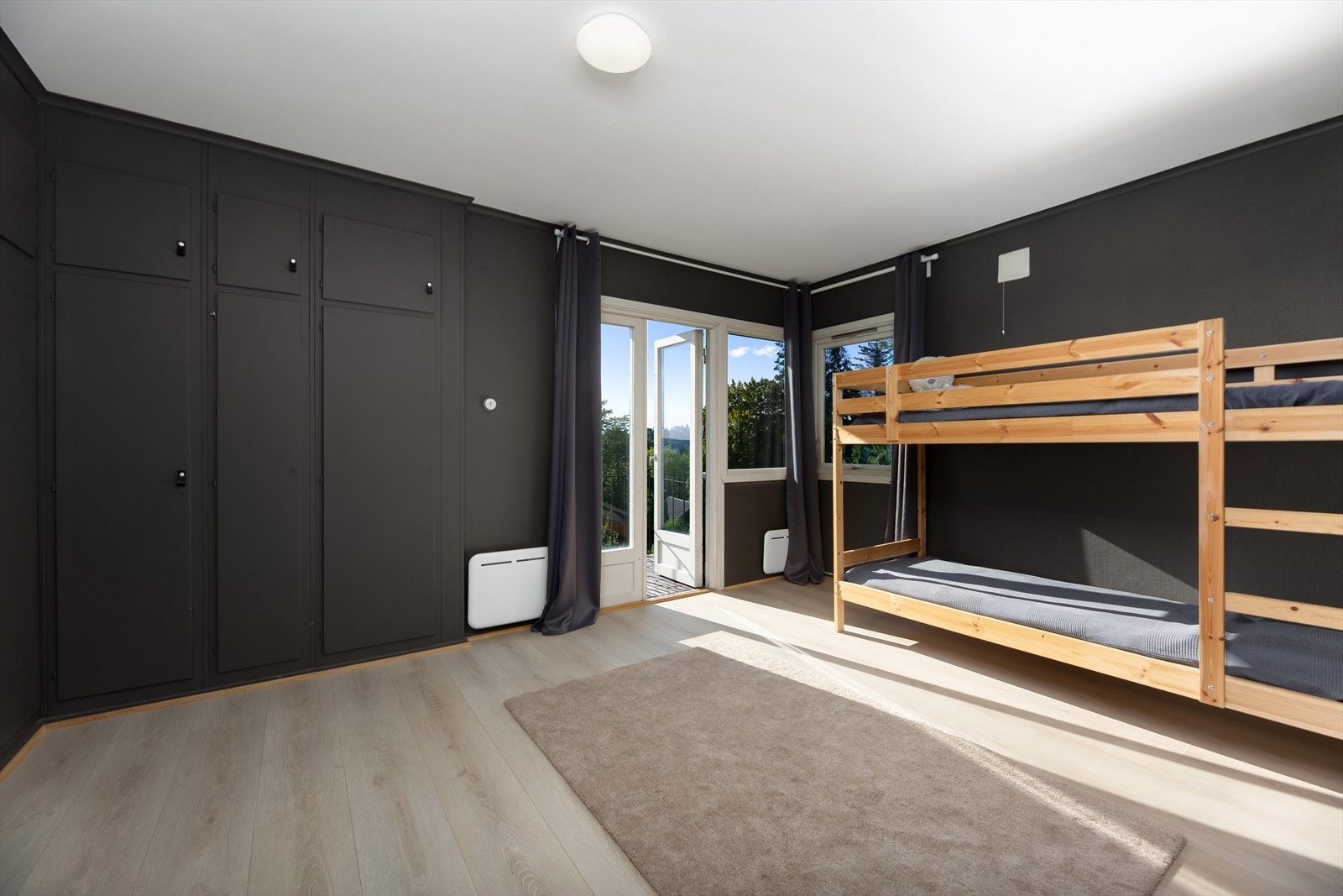 Hovedsoverommet er av god størrelse med stor garderobeløsning. Galleribilde