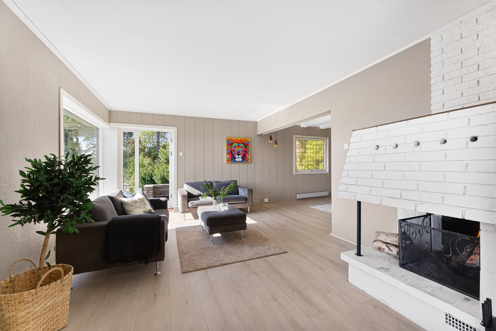 Det ble lagt nytt laminatgulv i hele etasjen og overflatene ble malt i 2021. Galleribilde