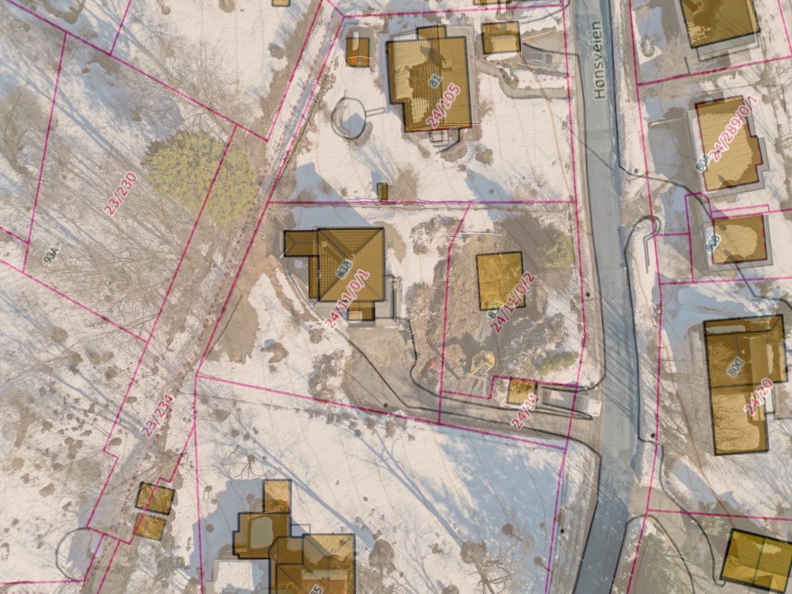 Hønsveien 83 B. Tomten er seksjonert og det foreligger tillatelse for oppføring av en enebolig på 80 kvm. Hele eiendommen/tomten på 1504 kvm medfølger og det opp til kjøper om de ønsker å bygge eller ikke. Galleribilde