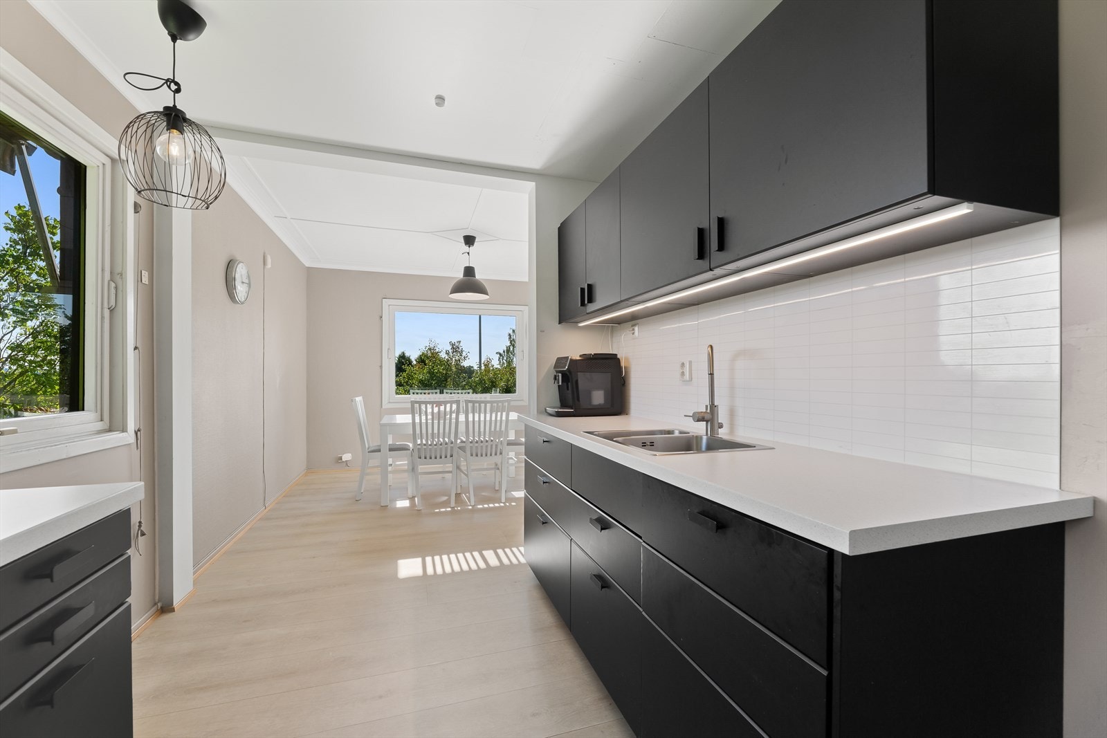 Kjøkkeninnredning er fra 2021 med glatte fronter i mørk utførelse. Galleribilde