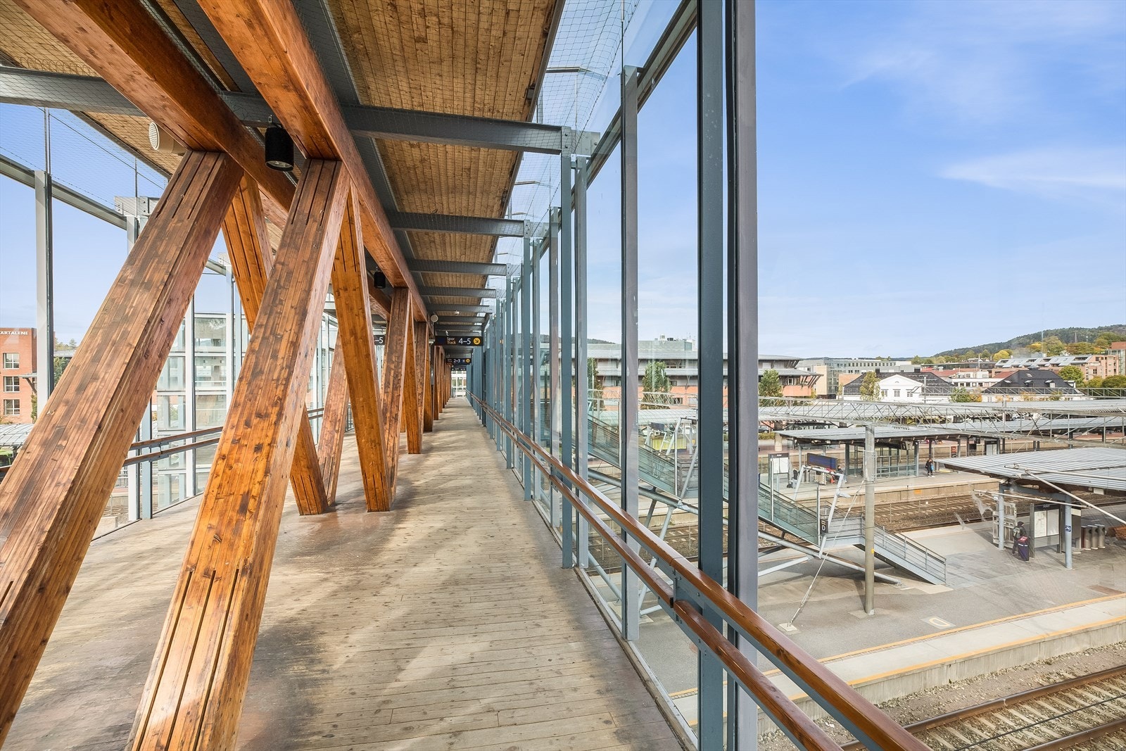 Asker stasjon med hyppige avganger retning Oslo og Drammen. Galleribilde