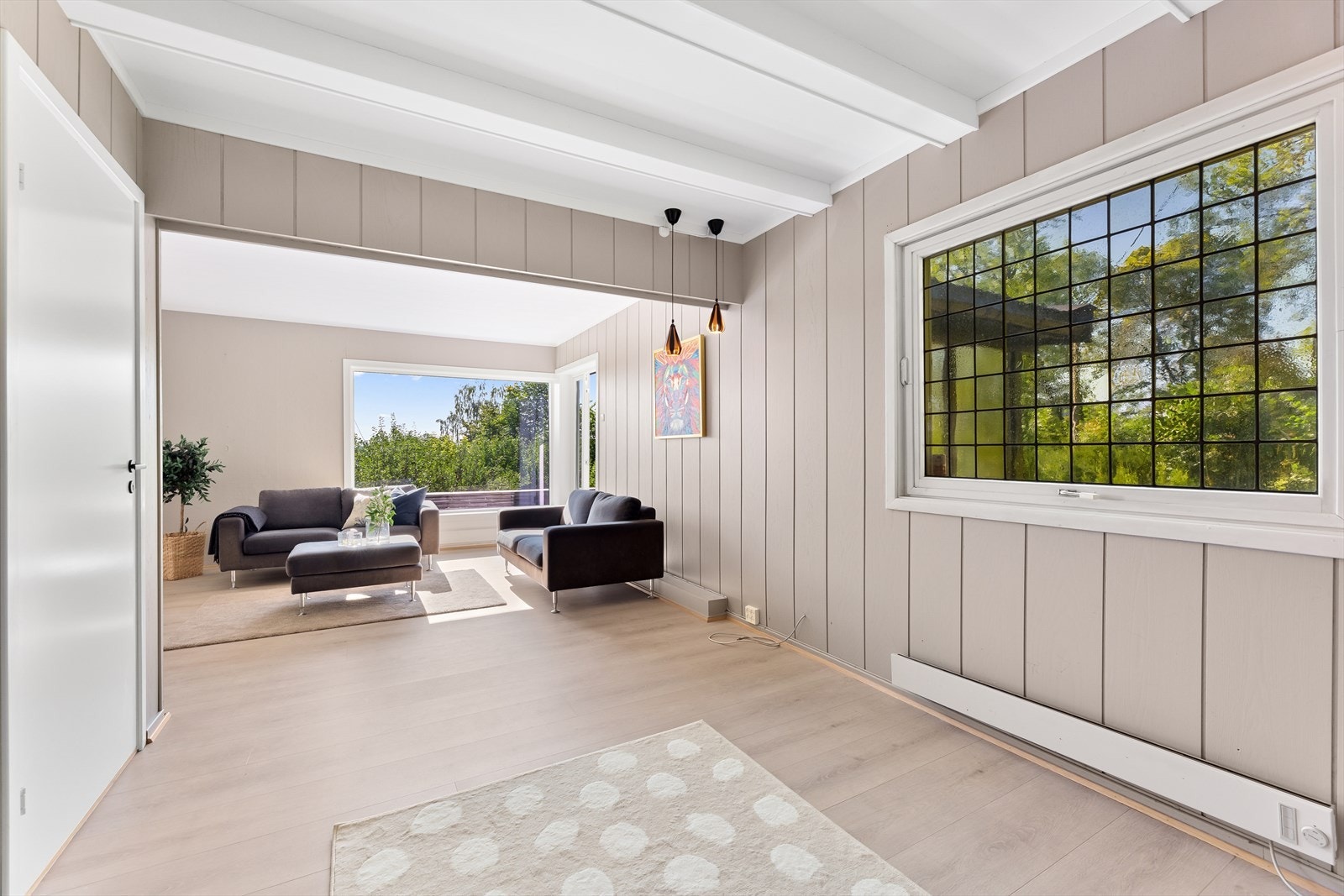 Boligen har en god planløsning hvor store deler av 1. etasjen er åpen med fin flyt mellom rommene og fin romfølelse. Galleribilde