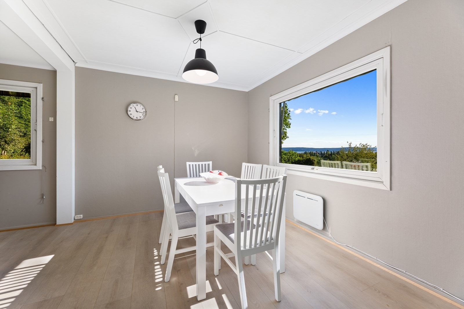 Egen spisestuedel i åpen løsning med kjøkkenet. Galleribilde