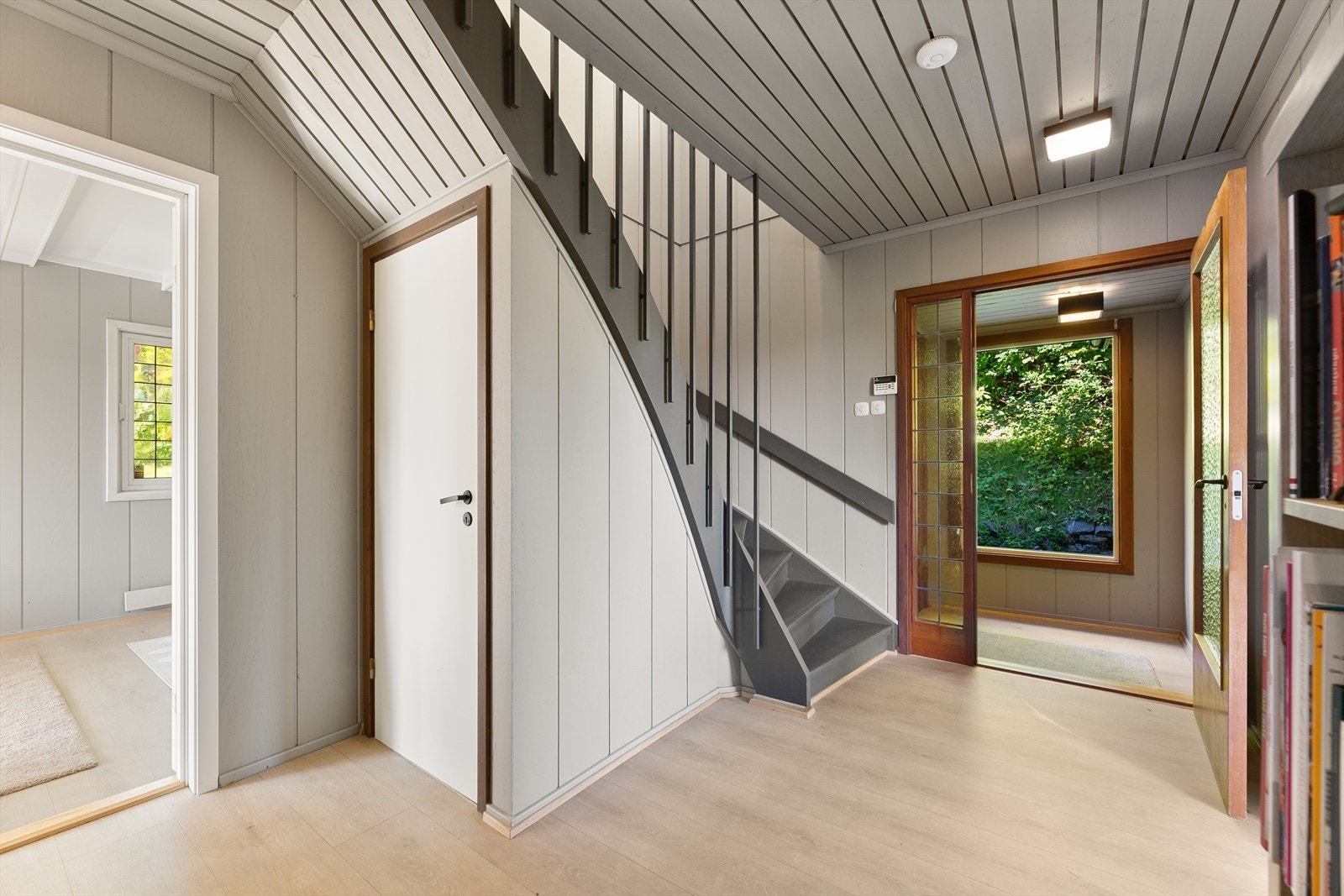 Romslig entré og gang med nylig malte overflater og laminatgulv fra 2021. Gode plass til garderobeløsning. Galleribilde