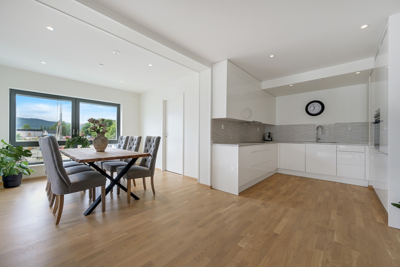 Kjøkkenet ligger i en åpen stue/kjøkken løsning. Galleribilde