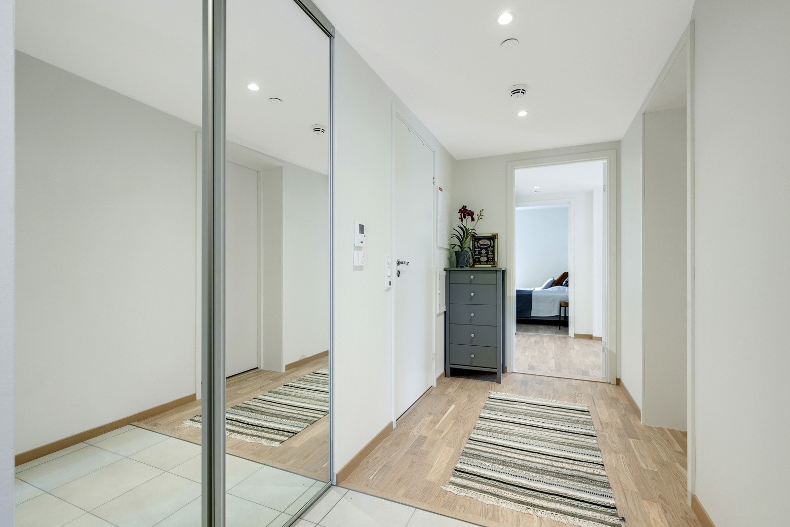 God plass til å henge fra seg klær i den store skyvedørsgarderoben. Galleribilde