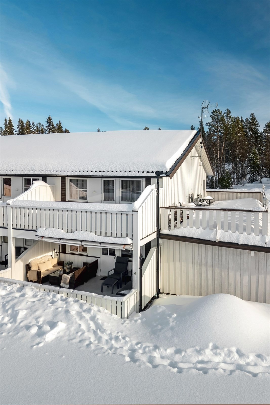 I andre etasje er det tilgang til en felles solrik terrasse. Et hyggelig møtepunkt for sameiet. Galleribilde