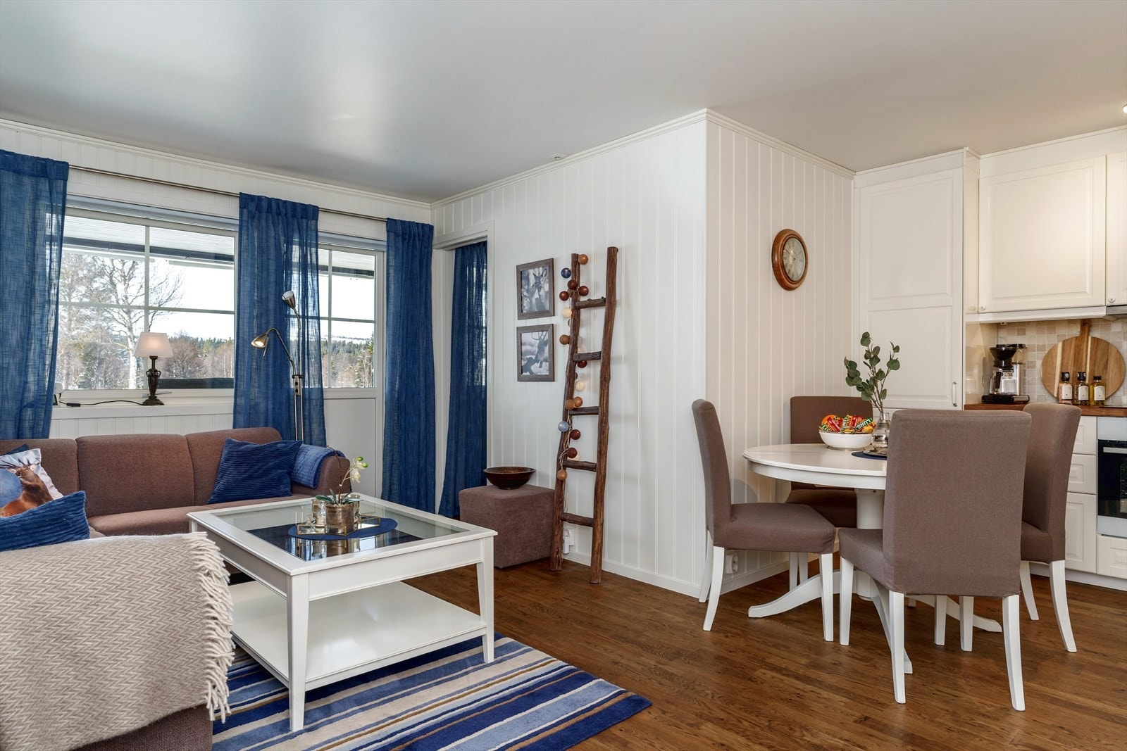 Det er gulvvarme i stue/kjøkken samt soverommet inn fra stuen. Galleribilde