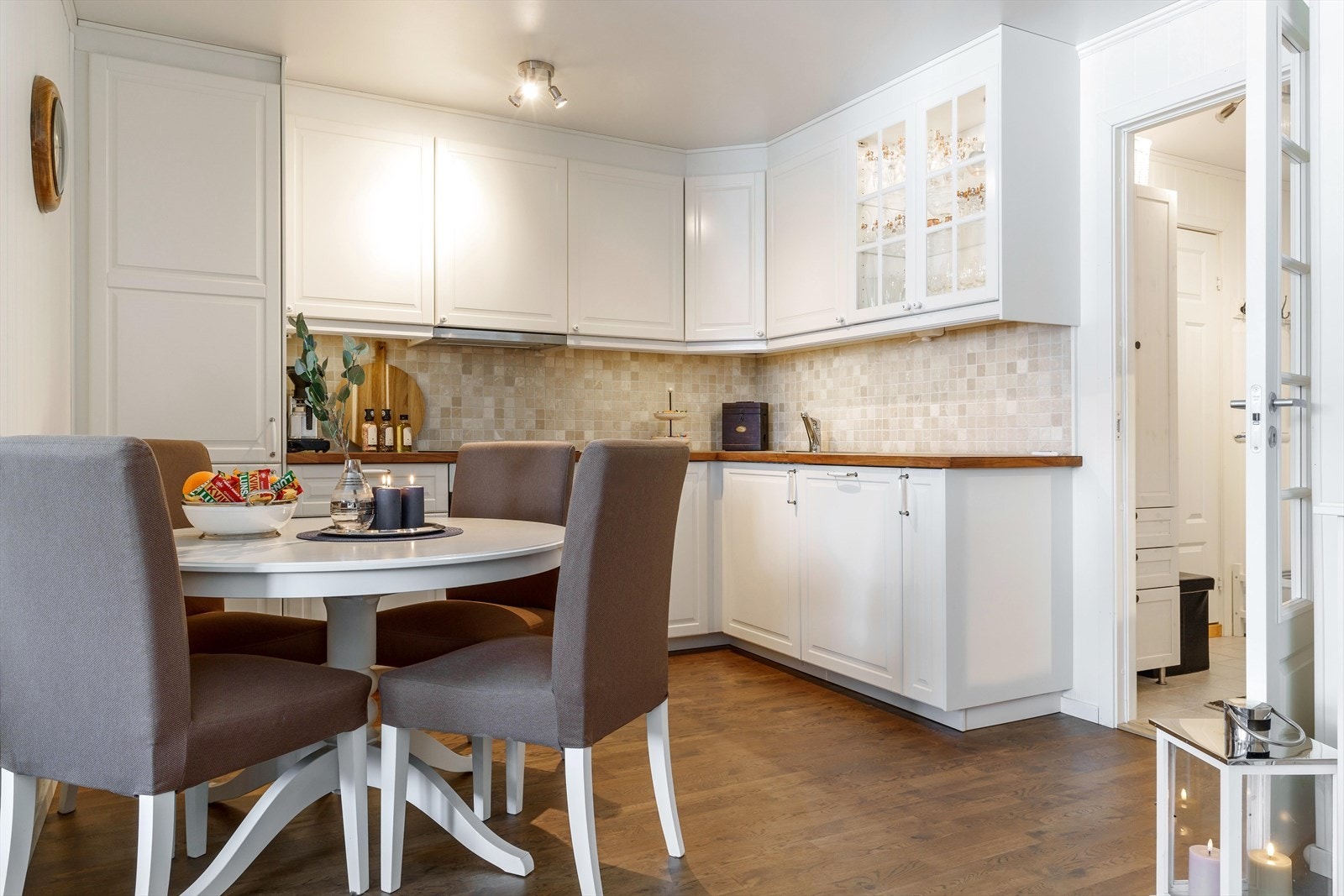 Fra entréen kommer man inn til en åpen kjøkken- stueløsning. Galleribilde