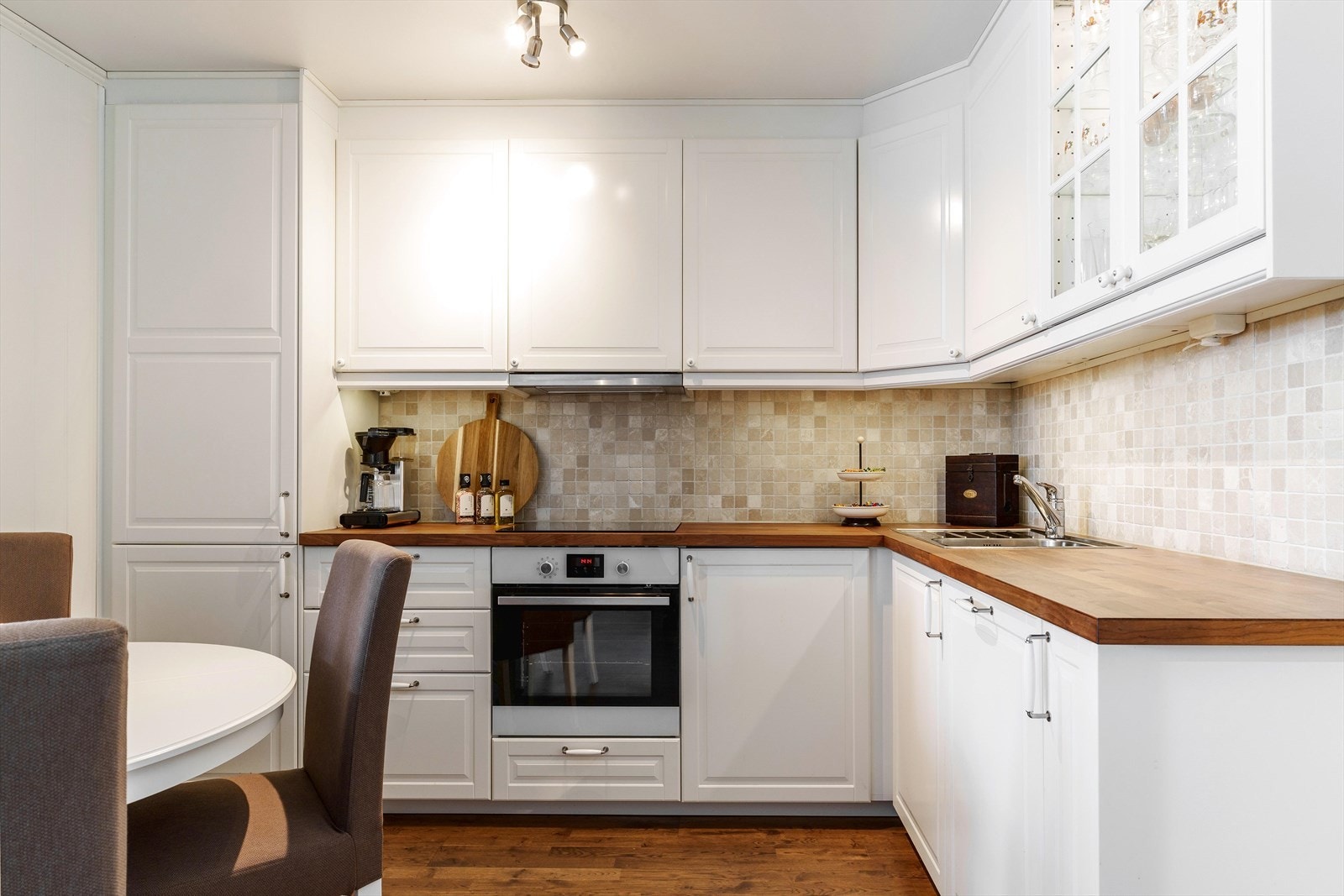 Meget fint og praktisk kjøkken med integrerte hvitevarer som oppvaskmaskin, komfyrtopp, stekeovn og kjøleskap. Galleribilde