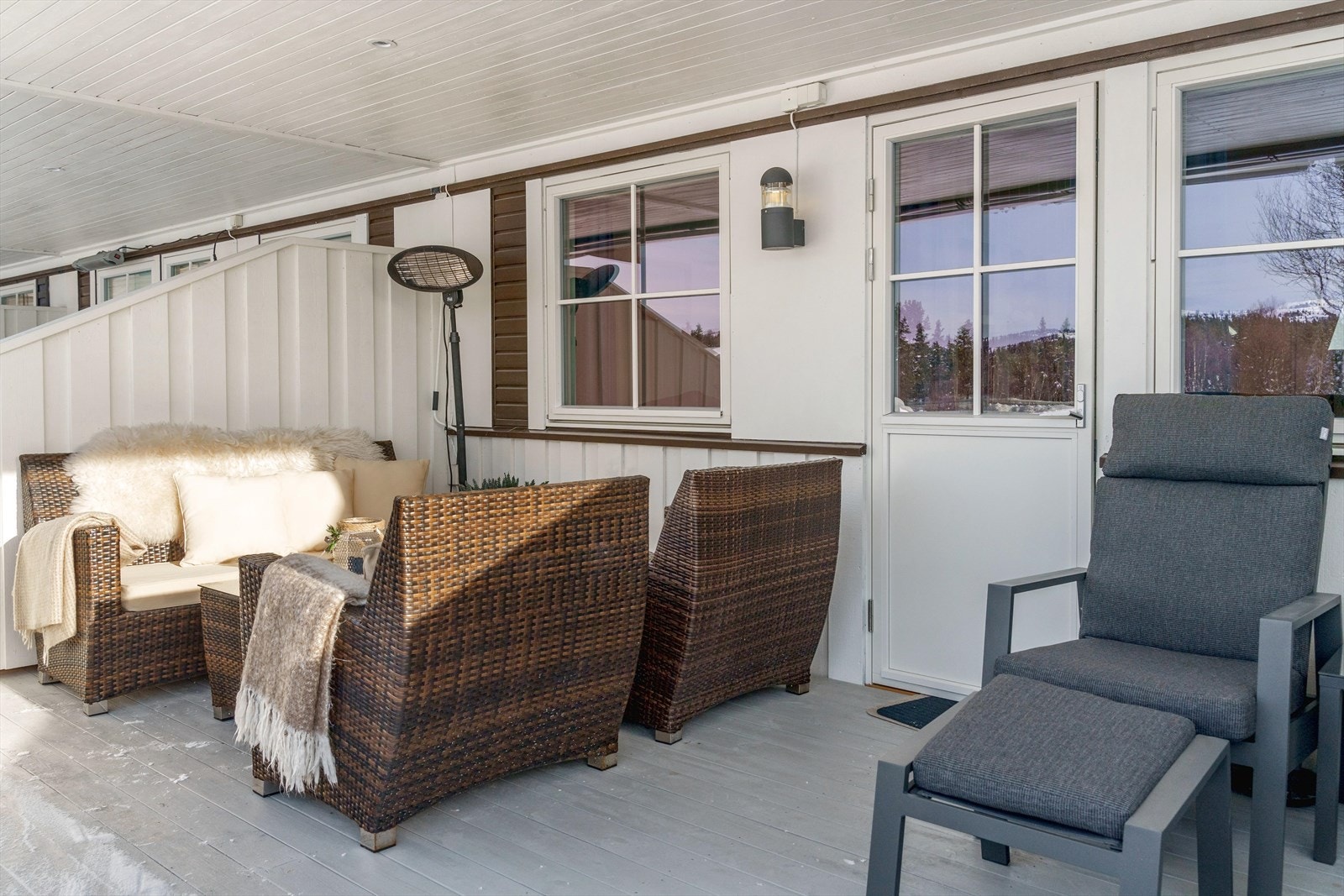 God plass til flere sittegrupper. Galleribilde