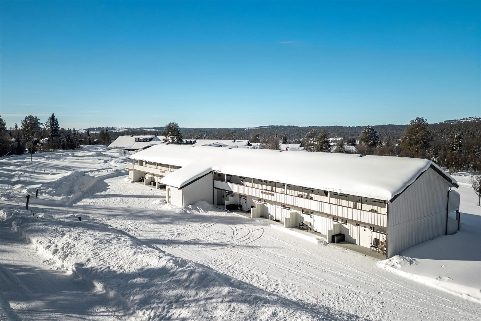 Leiligheten har enkel og trappefri adkomst. Hit kan du komme med buss fra Gol (bussholdeplass ca. 150 m) Galleribilde