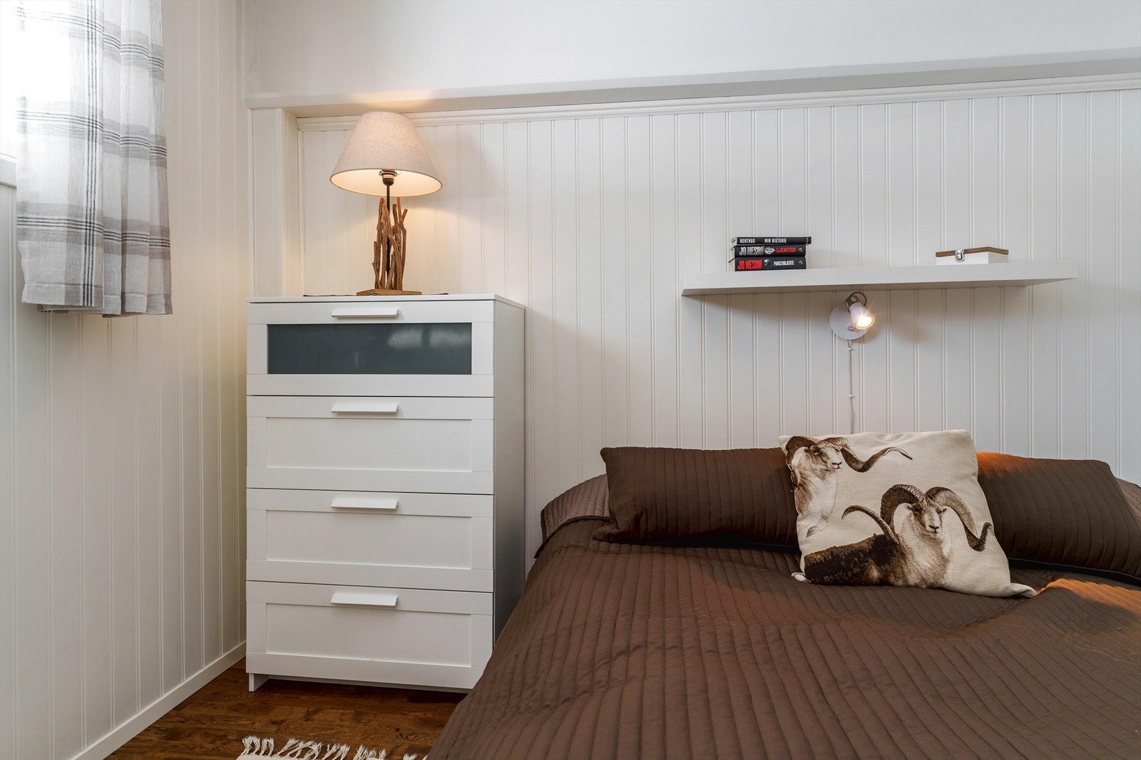 Soverom 1 fra entré innredet med dobbeltseng og kommode. Galleribilde