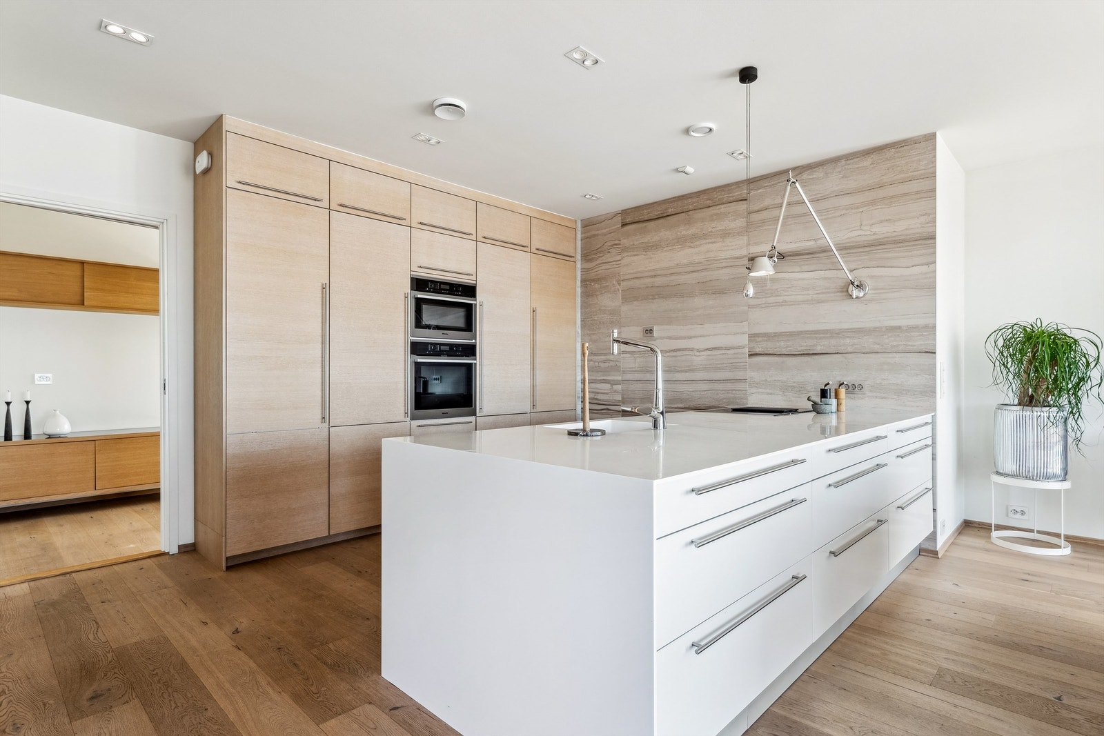 Strøkent og delikat kjøkken med påkostede hvitevarer fra Miele. Galleribilde