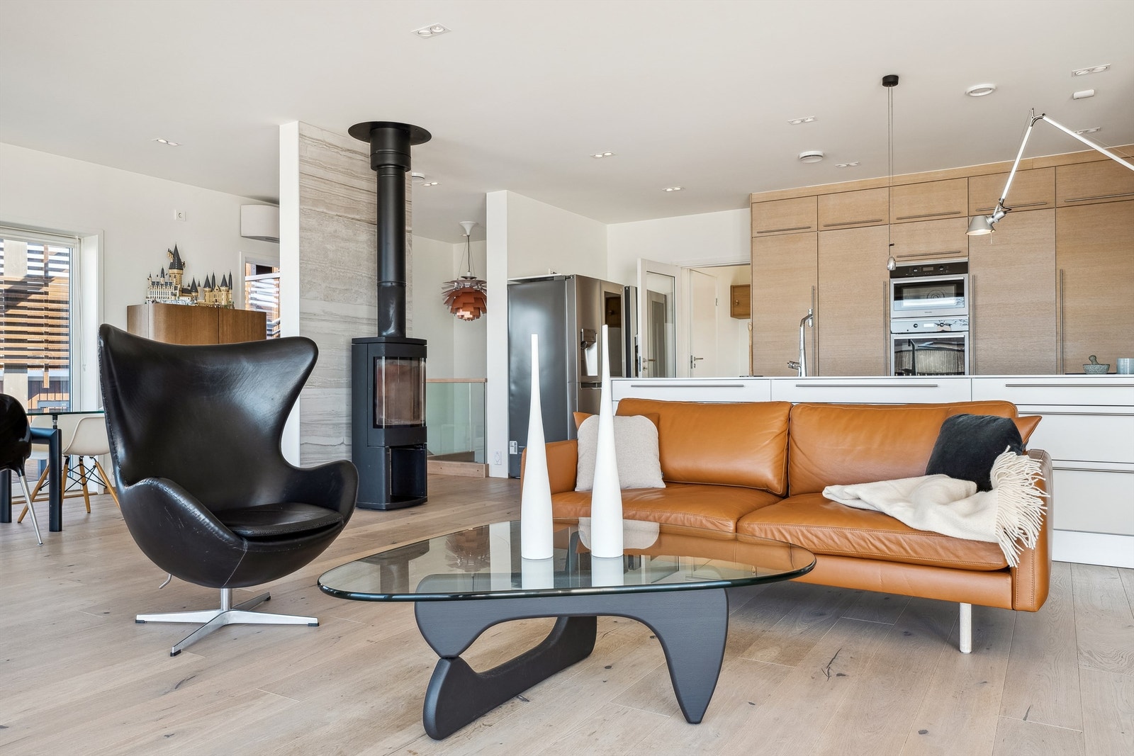 Sosialt oppholdsrom med åpen stue- og kjøkkenløsning. Galleribilde