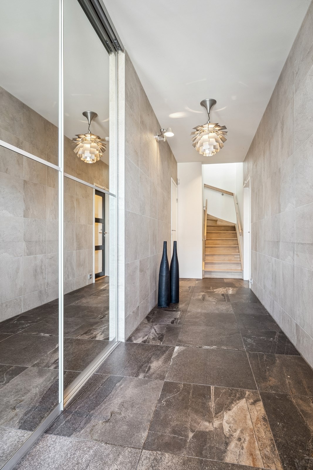 Innbydende entré med eksklusive italienske fliser. Galleribilde