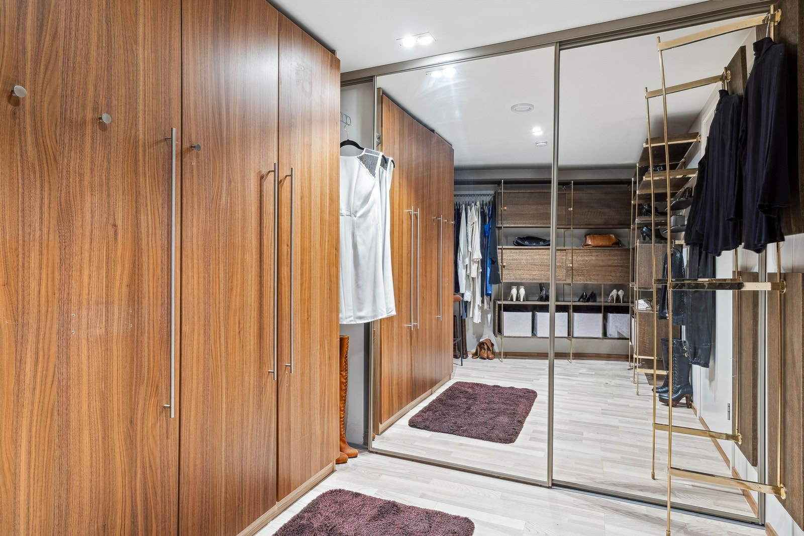 Garderoberom med adkomst fra bad. Galleribilde