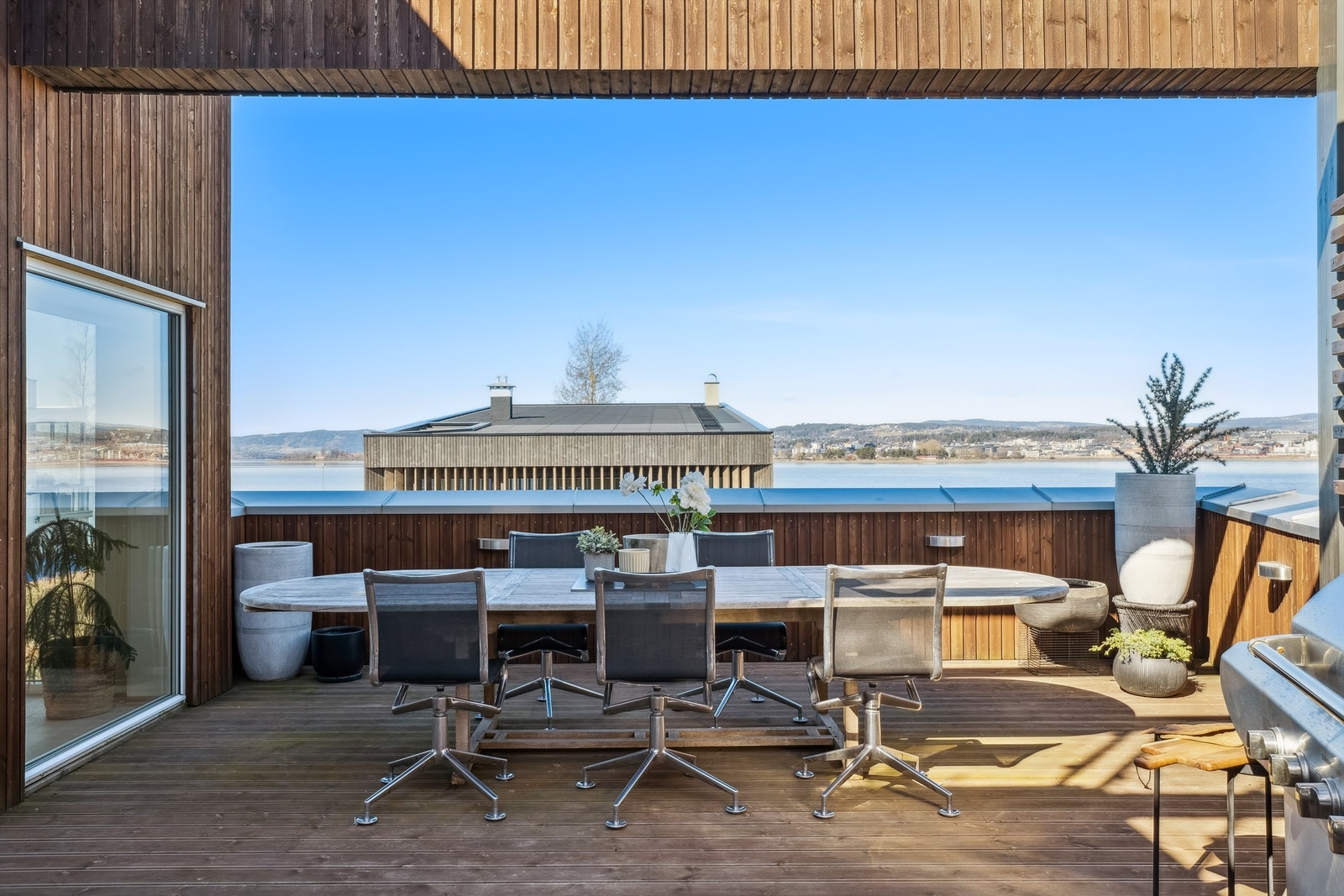 Romslig balkong med adkomst fra stue. Galleribilde