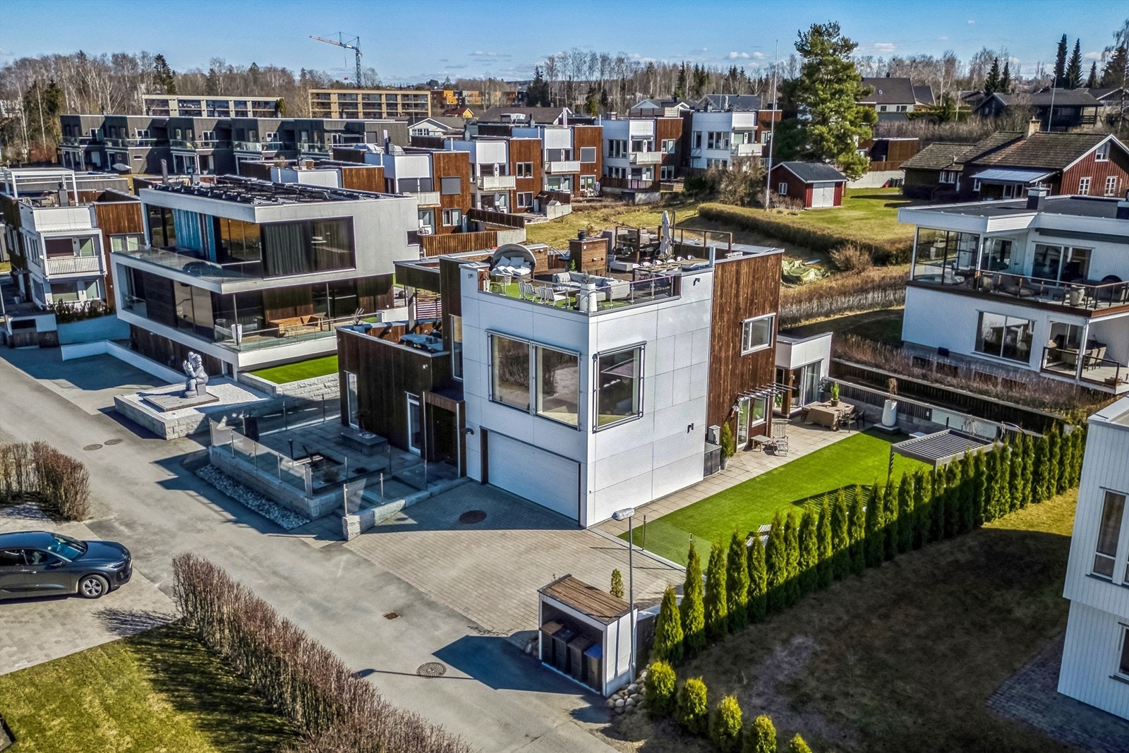 Pent opparbeidet innkjøring og uteområde. Galleribilde