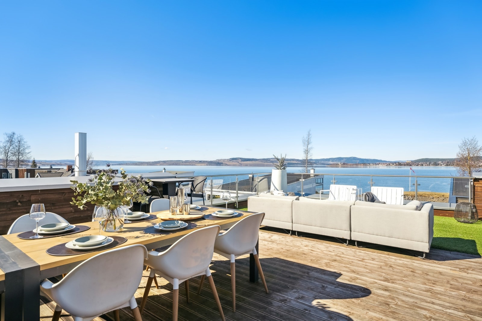 Vidstrakt utsikt over Mjøsa, Hamar by og omkringliggende land. Galleribilde