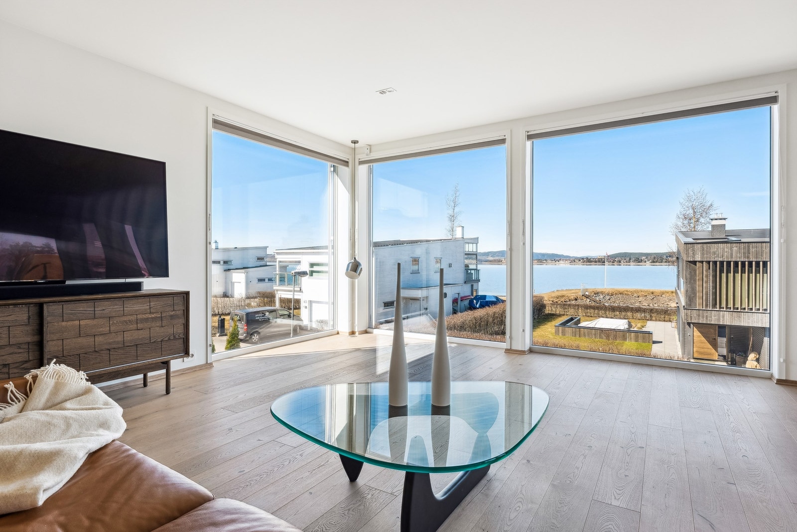 Mjøsa inviteres inn med de store vindusflatene. Galleribilde