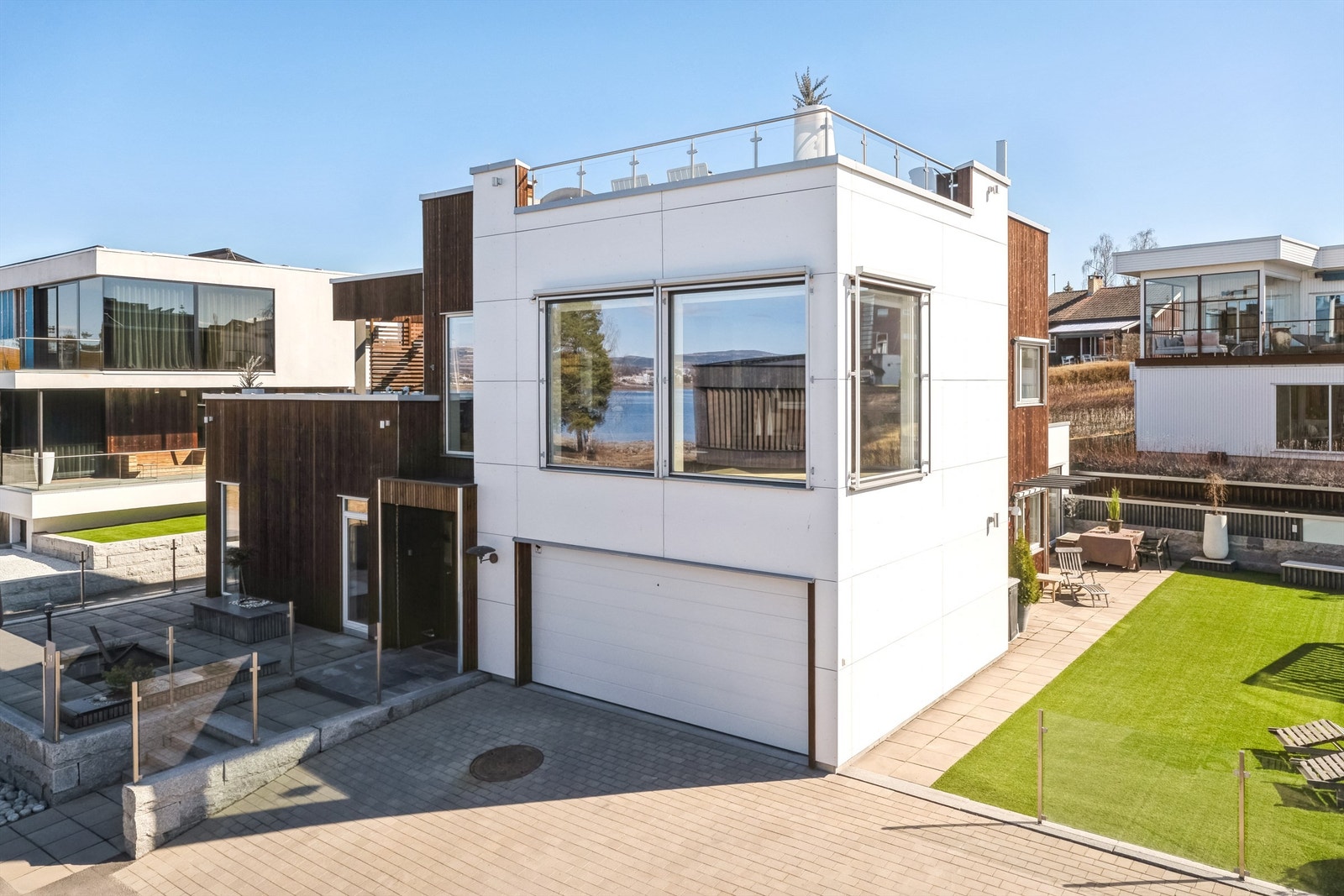 Fullisolert garasje med lydisolert himling. Klargjort for montering av ladestasjon for elbil. Galleribilde