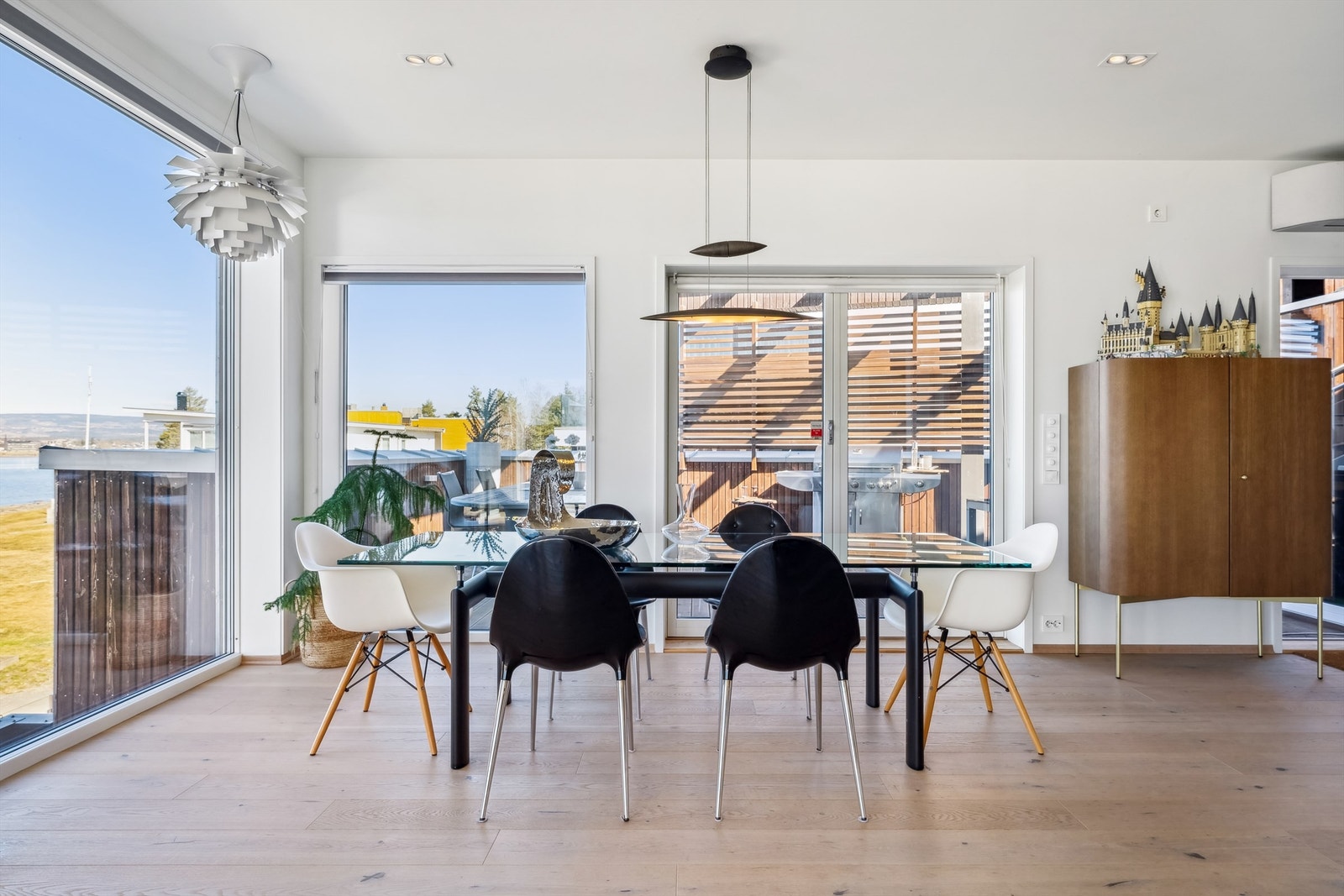 Godt med innslipp av naturlig lys fra 3 himmelretninger. Galleribilde