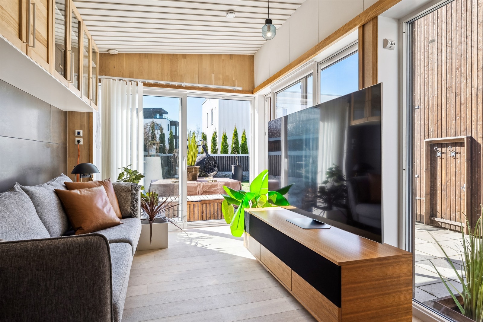 Frittstående bod/hagestue som er fullisolert med elektriske varmekabler i gulv, samt mye skapplass gir gode lagringsmuligheter. Galleribilde