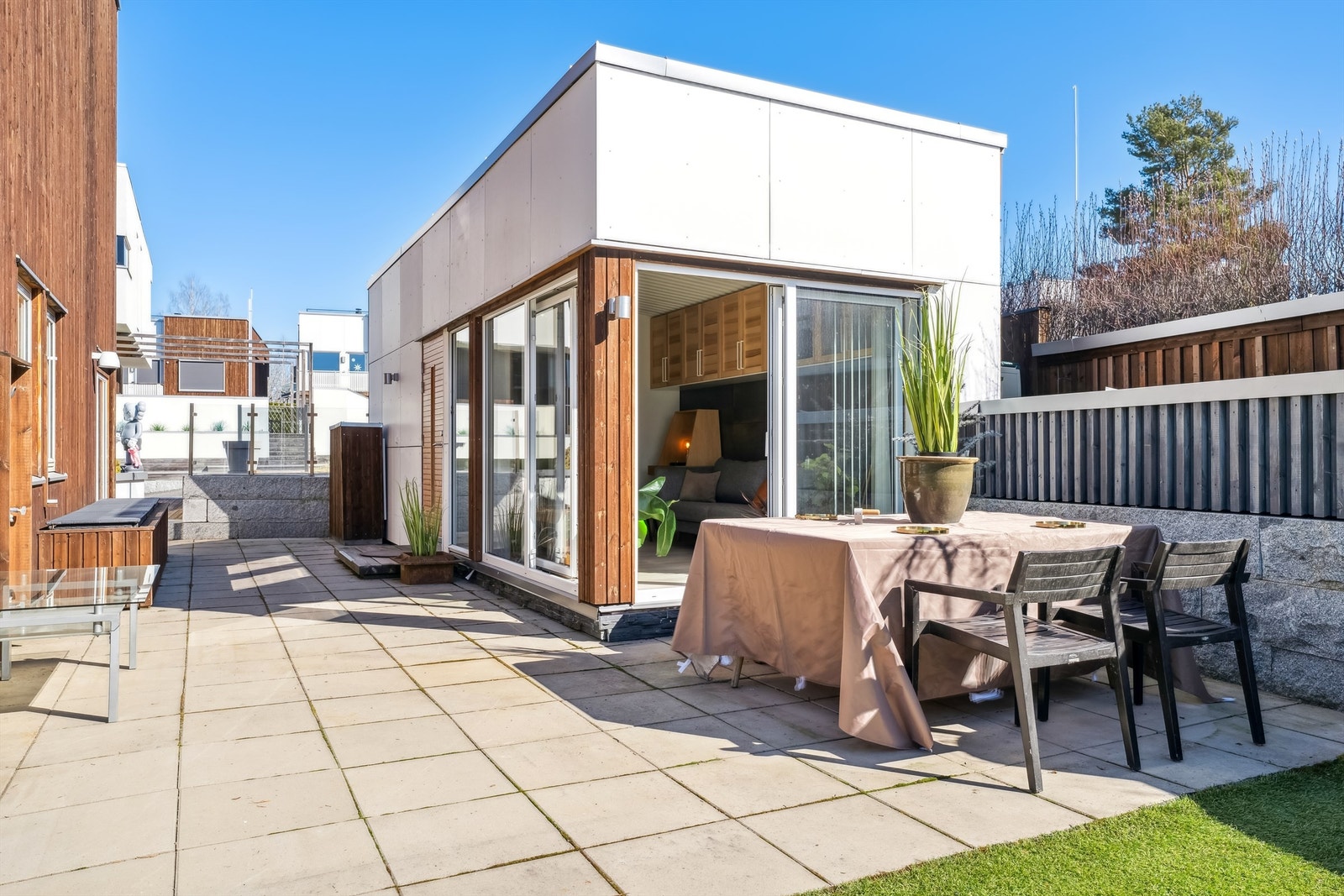 Fra bod/hagestue er det doble skyvedører som gir enkel adkomst til hage. Galleribilde