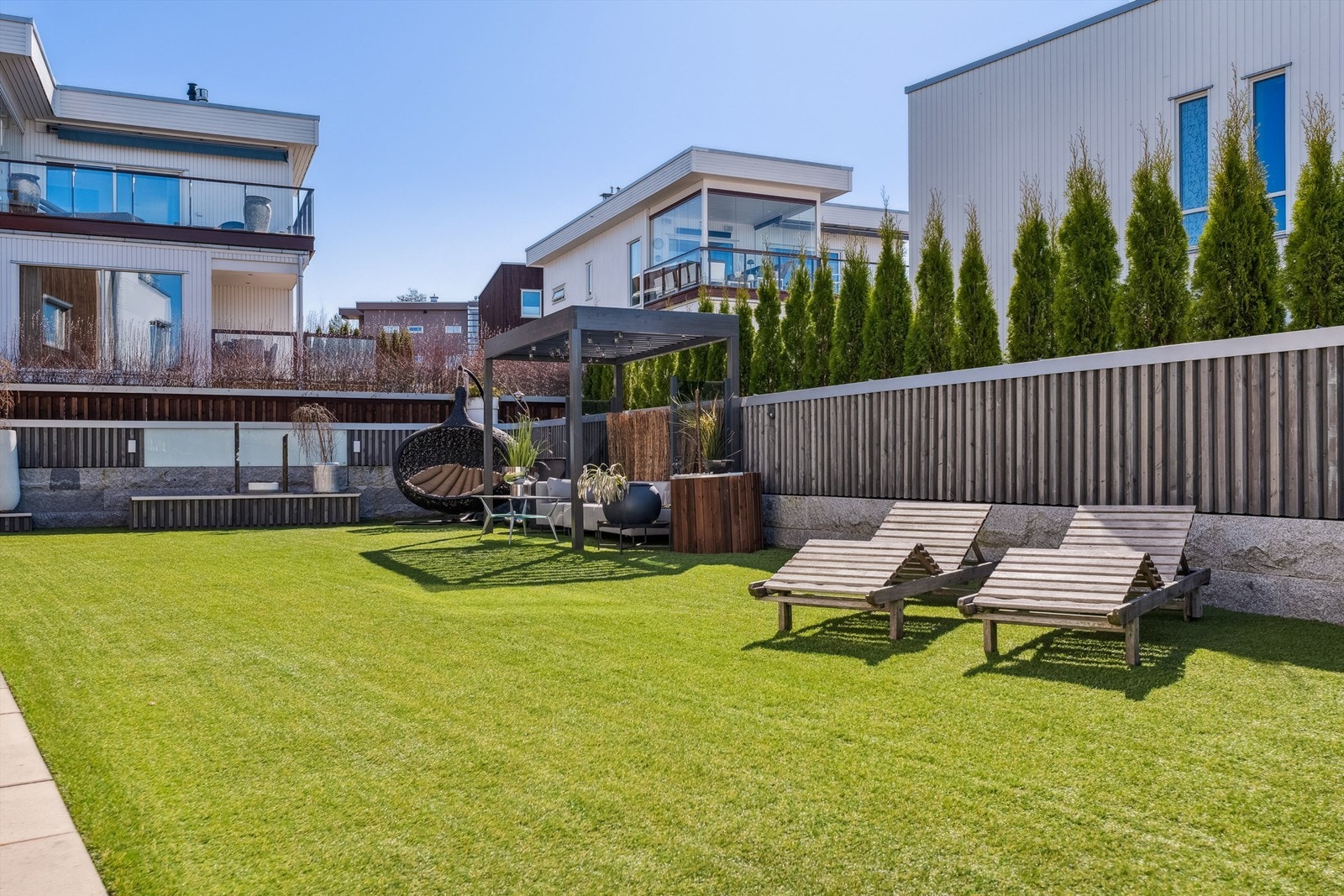 Hagen er utviklet for minimalt med vedlikeholdsbehov. Kunstgress "Excellence" levert av Scanturf. Galleribilde