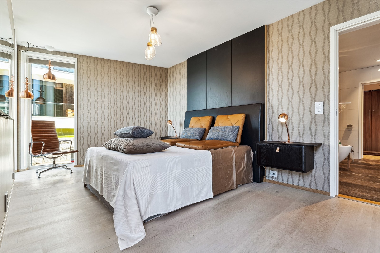 Hovedsoverom med adkomst til baderom. På vegg er det eksklusiv tapet med innvevd lin. Galleribilde
